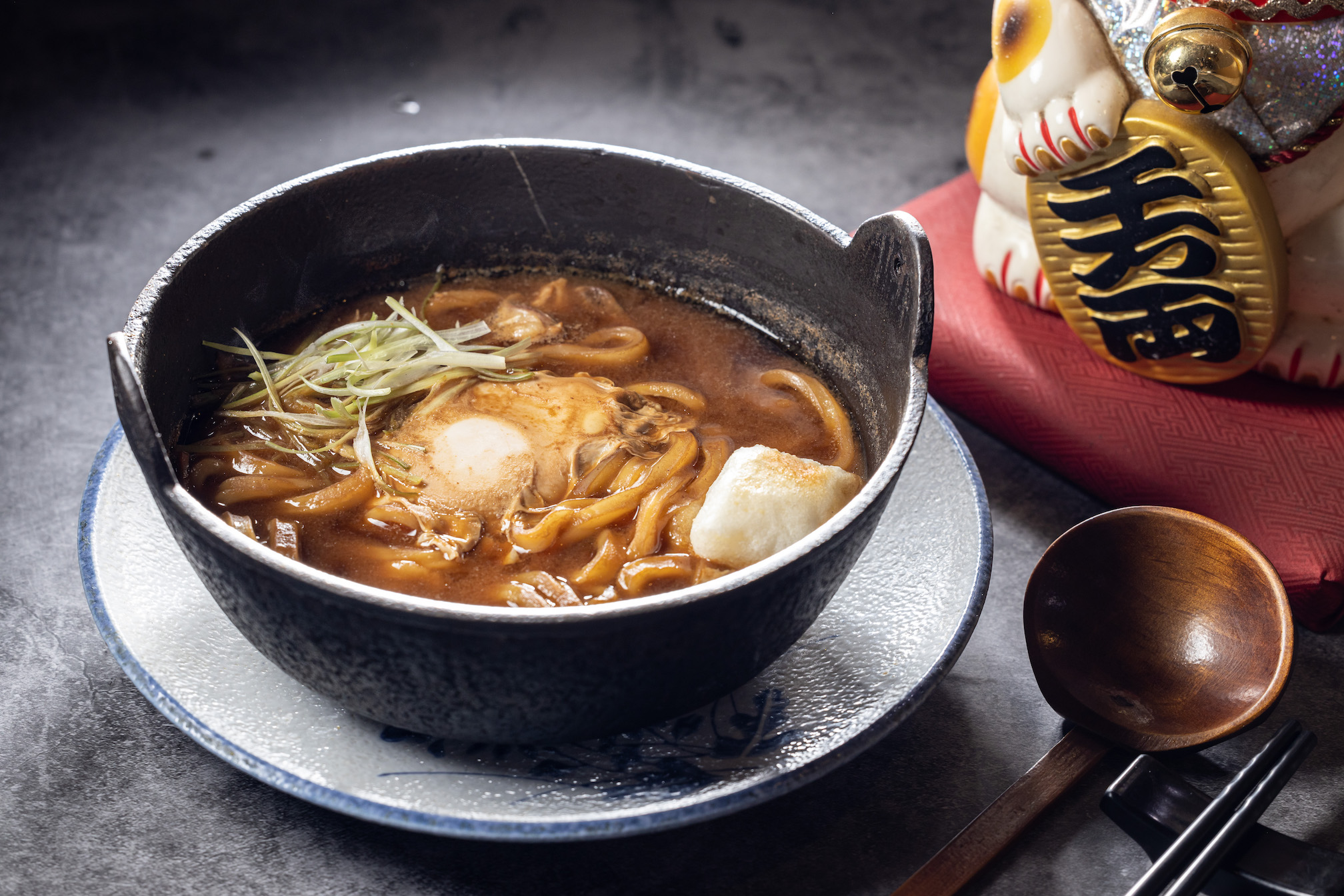「味噌烏龍麵」濃郁的湯汁搭配麵條的咬勁更夠味。（230元／份）