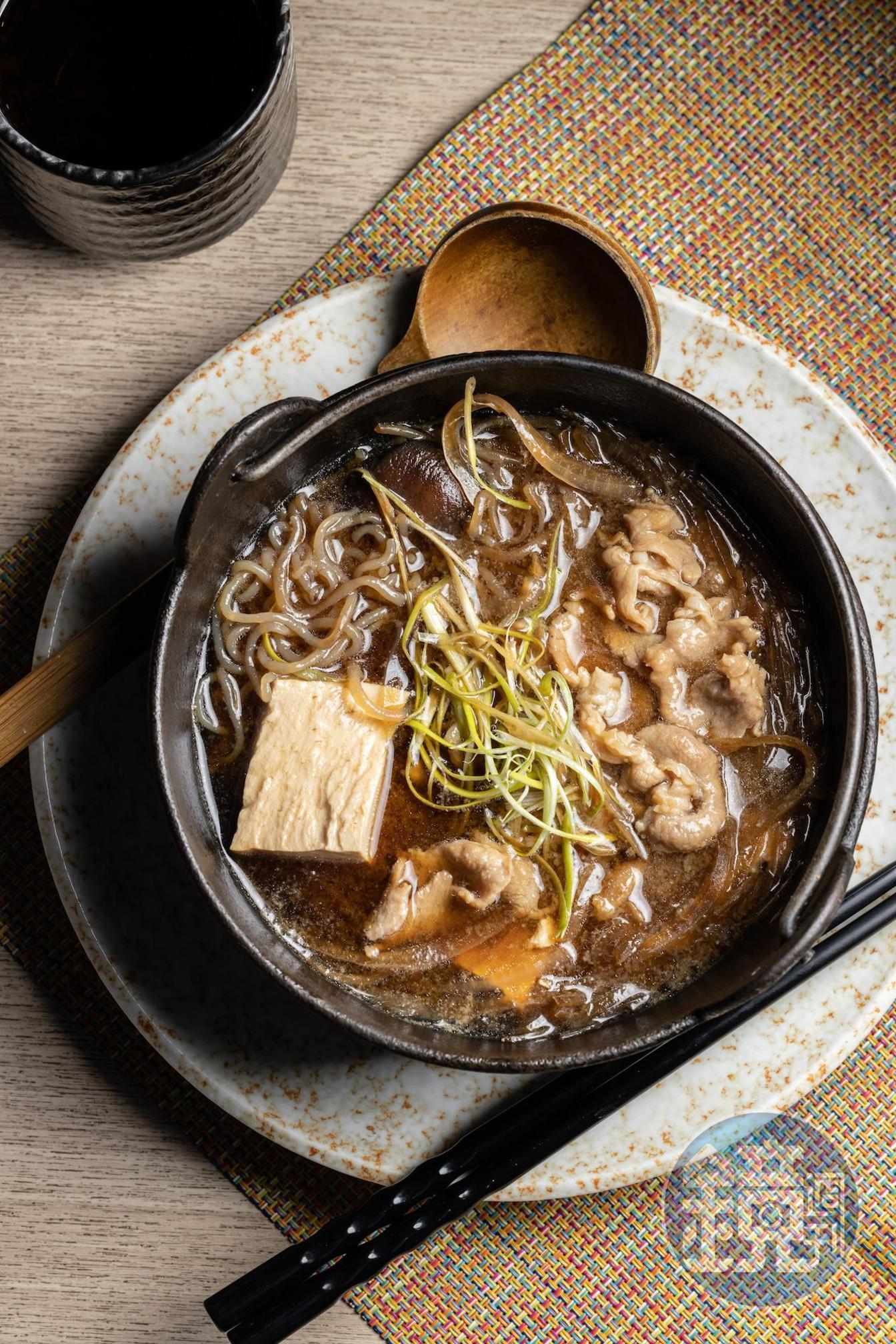 「肉豆腐」選用板豆腐與梅花肉,是十分下酒的家庭料理。(200元/份)