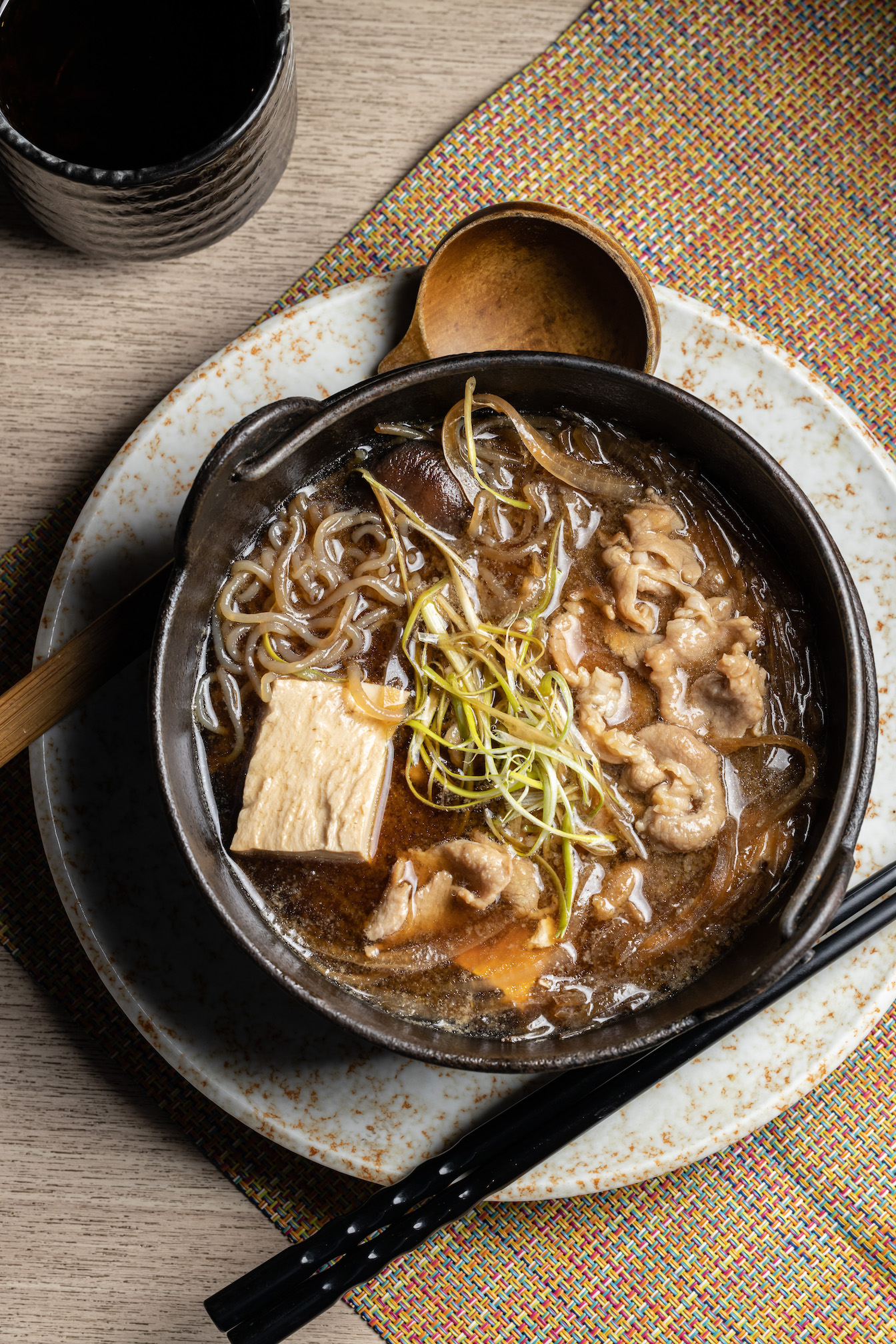 「肉豆腐」選用板豆腐與梅花肉，是十分下酒的家庭料理。（200元／份）