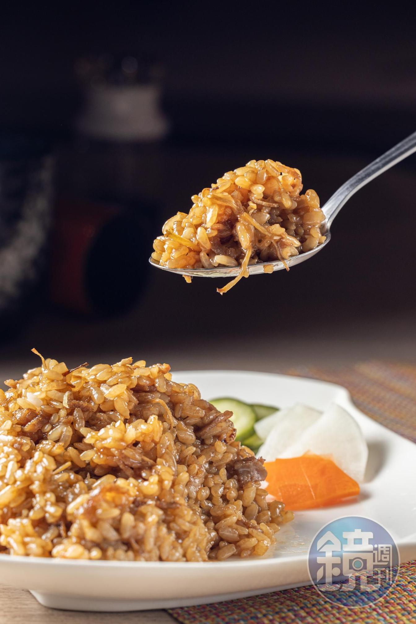 市面少見的「醬油炒飯」油亮入味的飯粒,配上煸得脆口的薑絲,讓人欲罷不能。(200元/份)