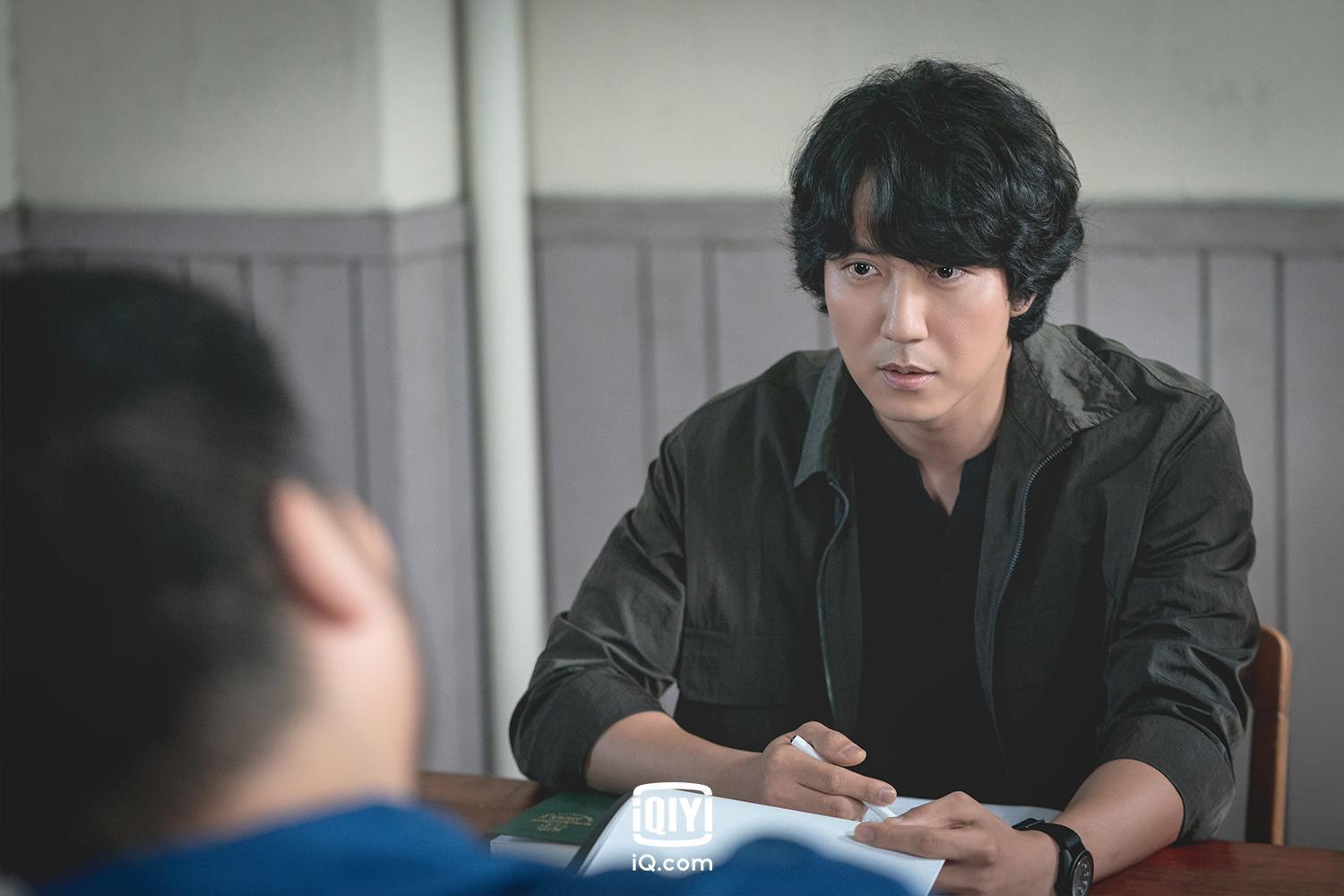 金南佶飾演一名犯罪側寫師，經常為了收集資訊走訪監獄與犯人對話。（愛奇藝國際站提供）