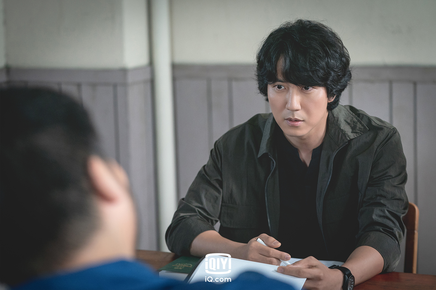 金南佶飾演一名犯罪側寫師，經常為了收集資訊走訪監獄與犯人對話。（愛奇藝國際站提供）