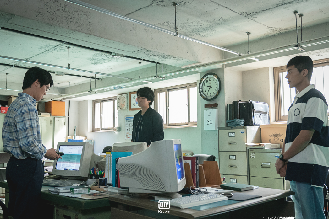 劇中陳善圭（左）組犯罪行動分析組，網羅金南佶（中）和厲雲加入。（愛奇藝國際站提供）