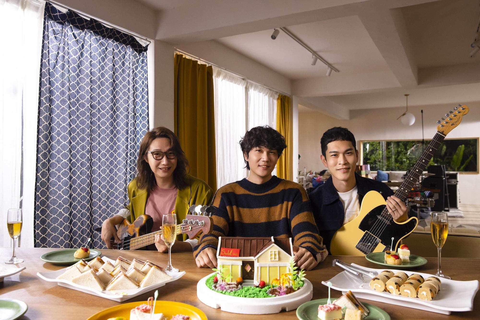 宇宙人方Q（左起）、小玉和阿奎拍〈你的樣子〉MV，實現入住豪宅的「理想狀態」。（相信音樂提供）