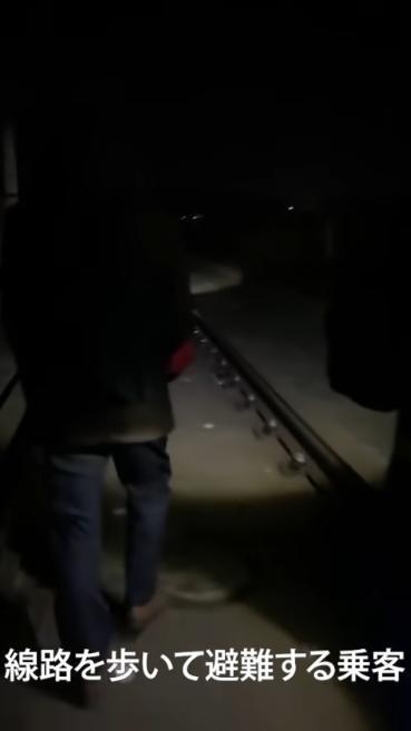 新幹線被震到脫軌,乘客下車沿著鐵軌逃生。(翻攝自KAHOKUSHIMPO YouTube頻道)