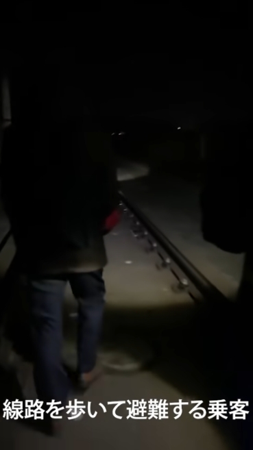 新幹線被震到脫軌,乘客下車沿著鐵軌逃生。(翻攝自KAHOKUSHIMPO YouTube頻道)