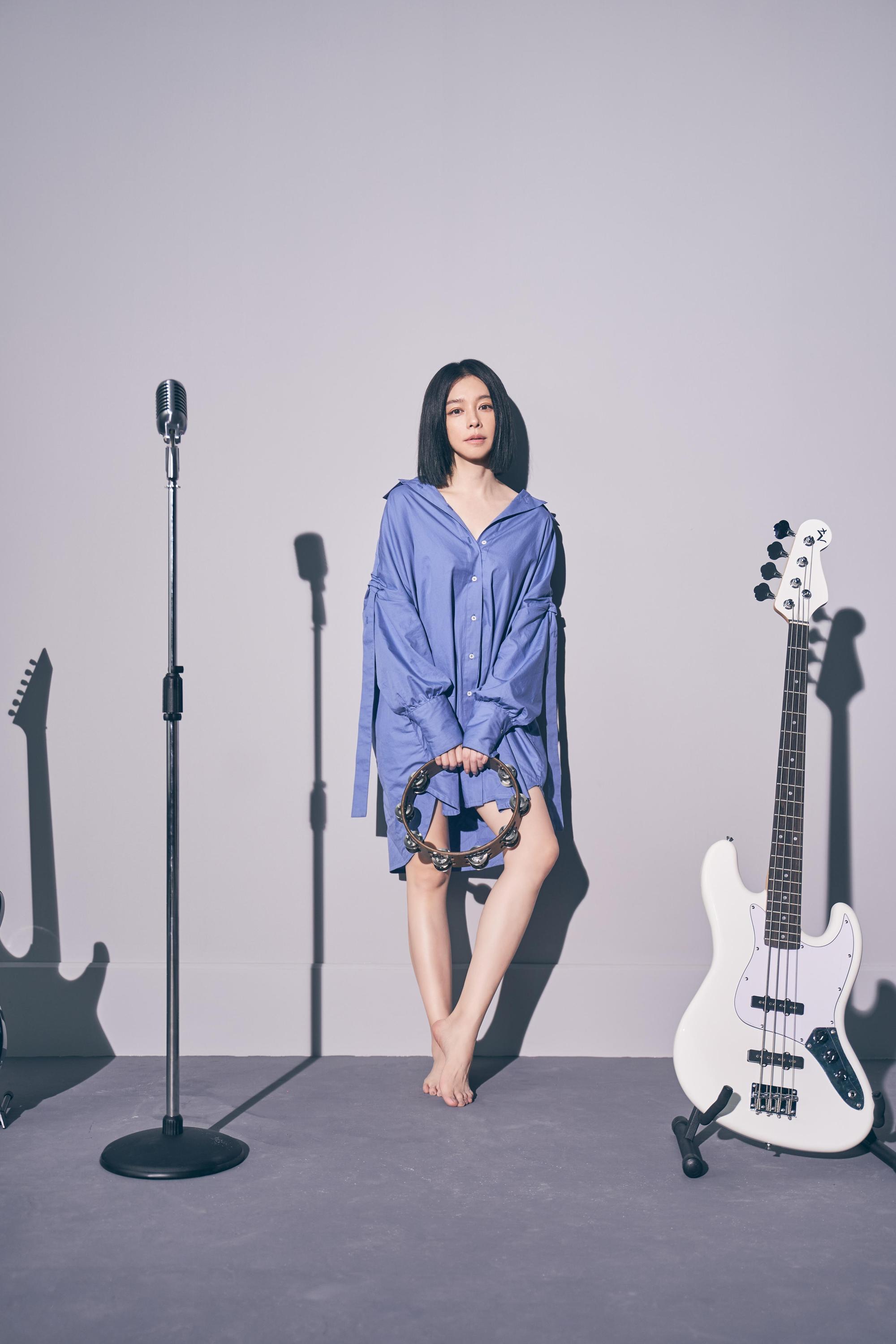 MV回歸初心，清新簡單造型突顯Vivian凍齡美貌，而劇場式MV展現專業精準演技。（索尼音樂提供）