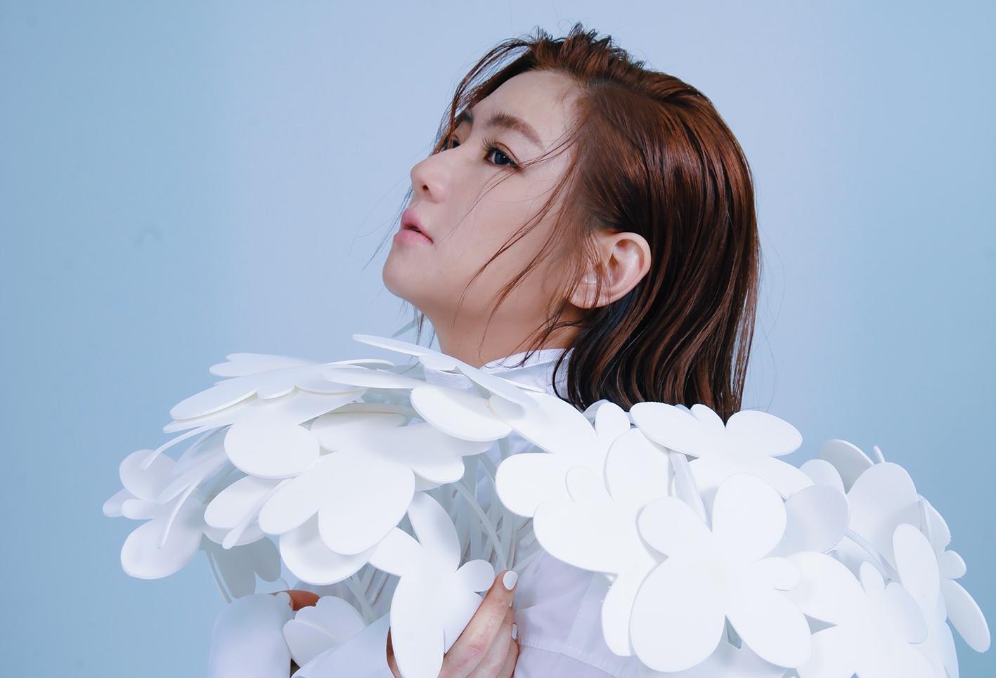 Selina任家萱推出新單曲〈黑夜中相擁〉。（任真美好提供）