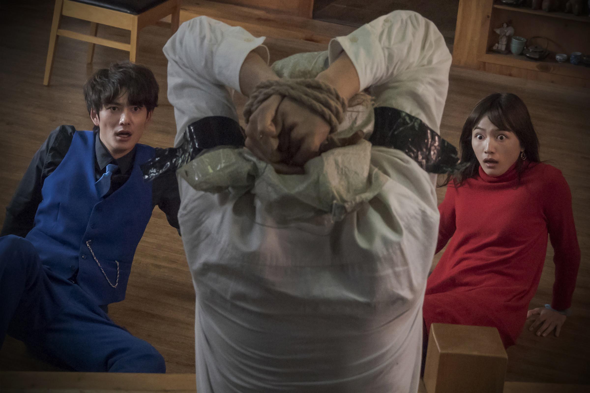 岡田將生（左）和川口春奈在新片《聖地X》飾演兄妹，在韓國捲入奇異事件。（天馬行空提供）