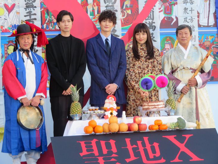 電影在日本上映時,也特別進行了韓國薩滿除靈儀式祈福。(翻攝自產經體育報)