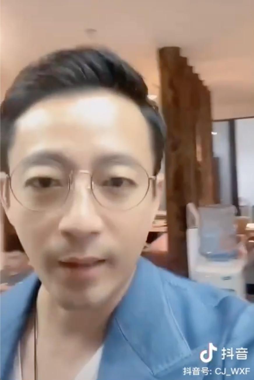 汪小菲自拍辦公室內部，透露正與公司高層在研究餐廳菜單。（翻攝自汪小菲抖音）