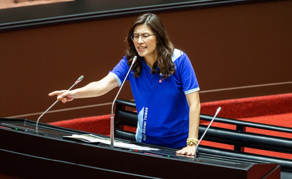 國民黨立委鄭麗文提及「疫情死了800多人，竟然還要開放福食」，讓衛福部長陳時中動怒反擊。（本刊資料照）