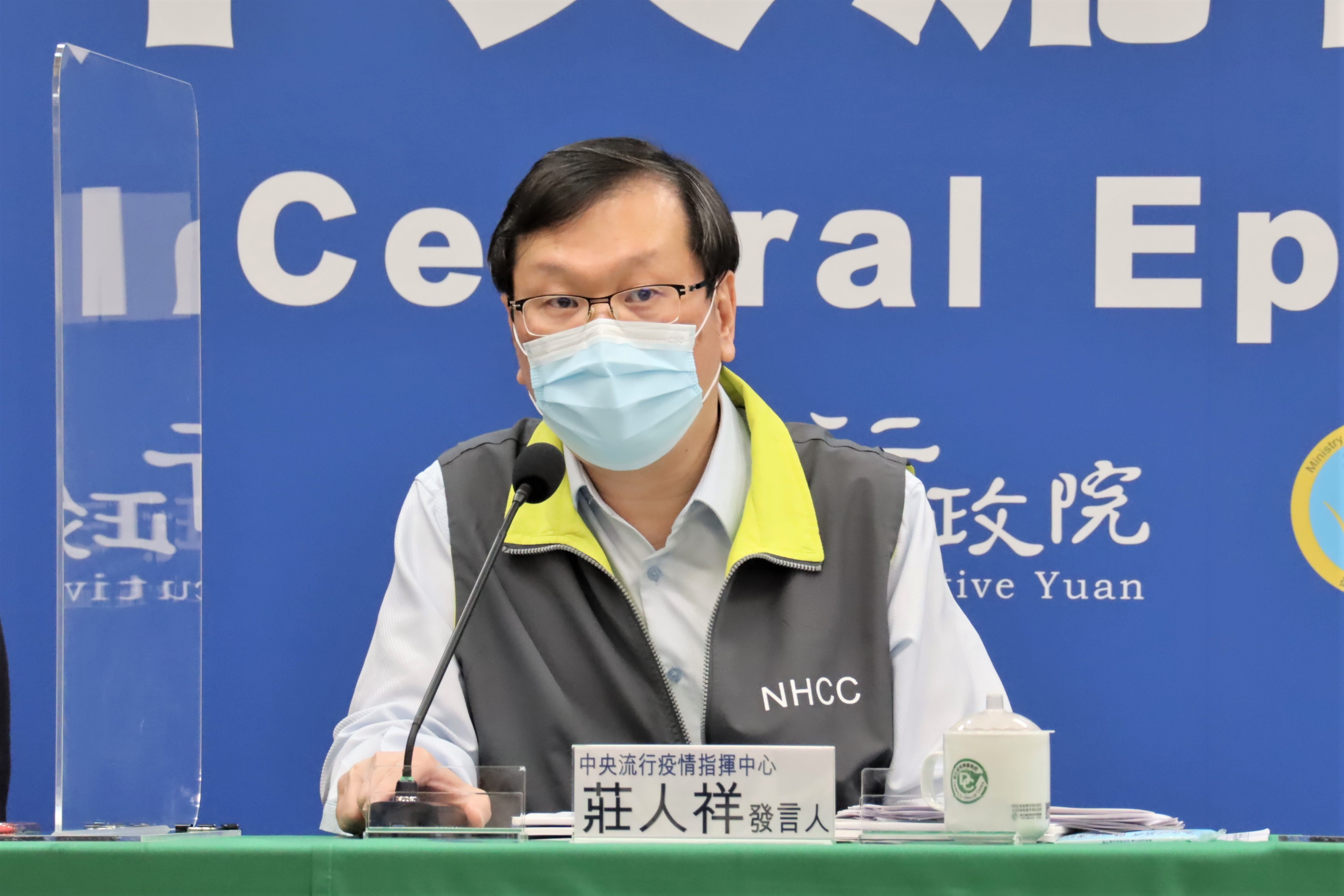 莊人祥說明國內追加劑施打及預約進度。（指揮中心提供）