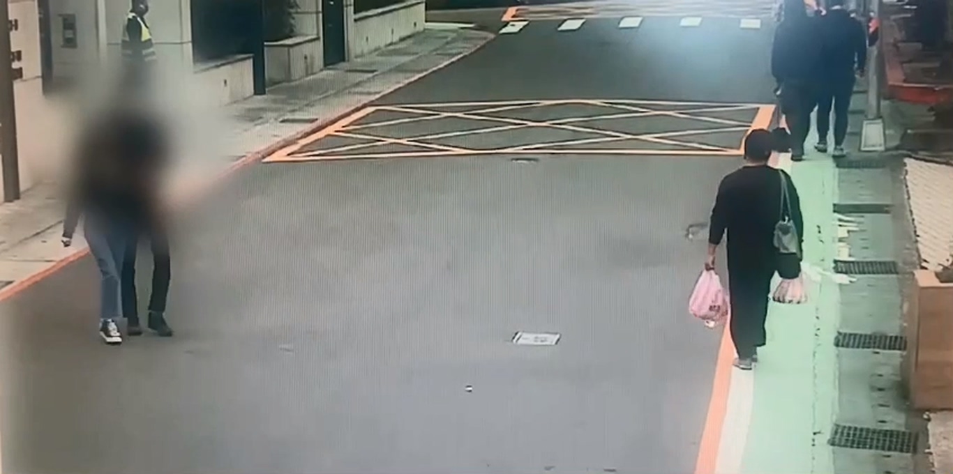 警方逮捕行竊保溫杯的王姓老師（右、黑衣者）。（翻攝畫面）