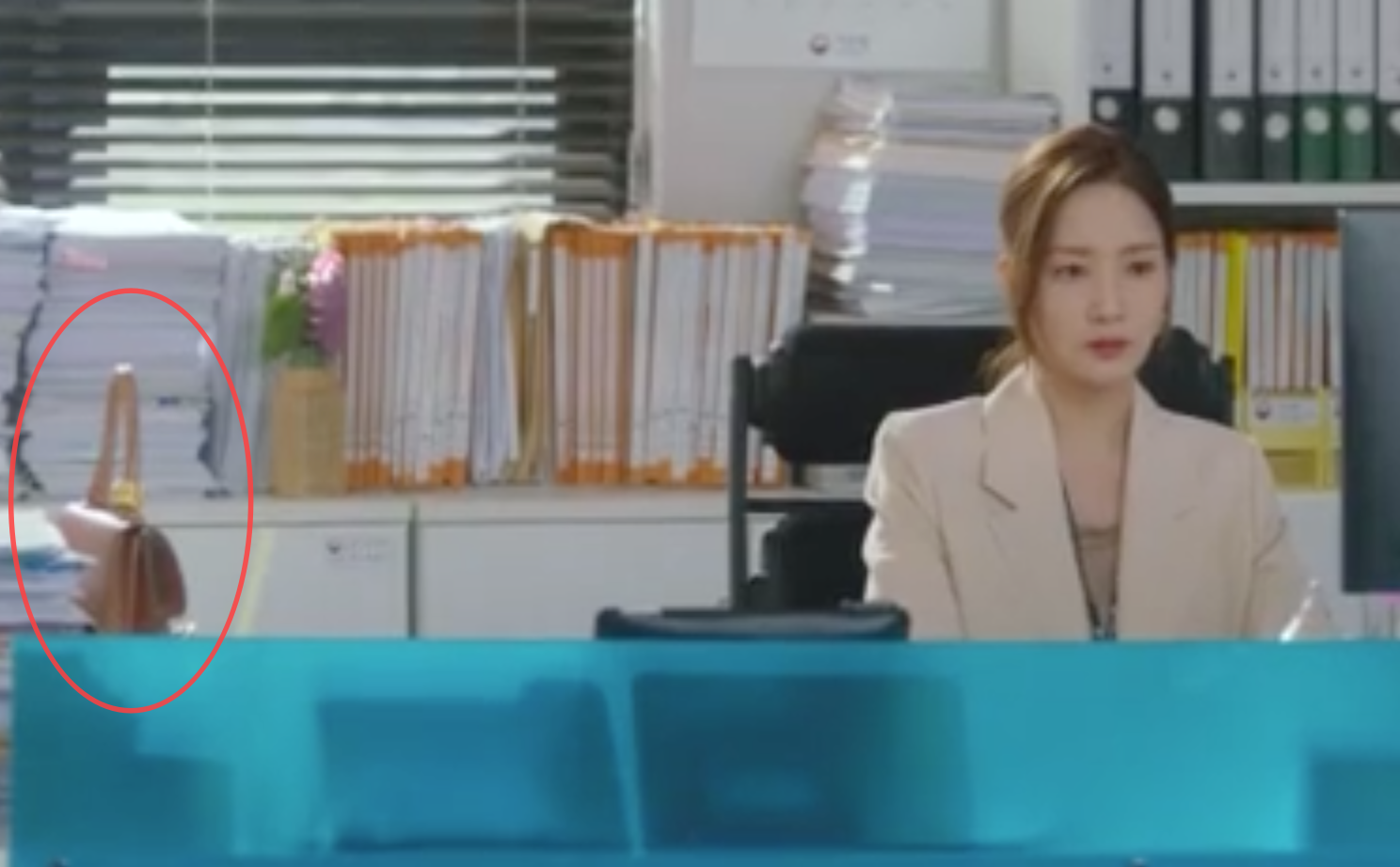 朴敏英在《氣象廳的人們：社內戀愛殘酷史篇》中，帶著DELVAUX Brillant包款（圖左）展現主管幹練。（翻攝自網路）