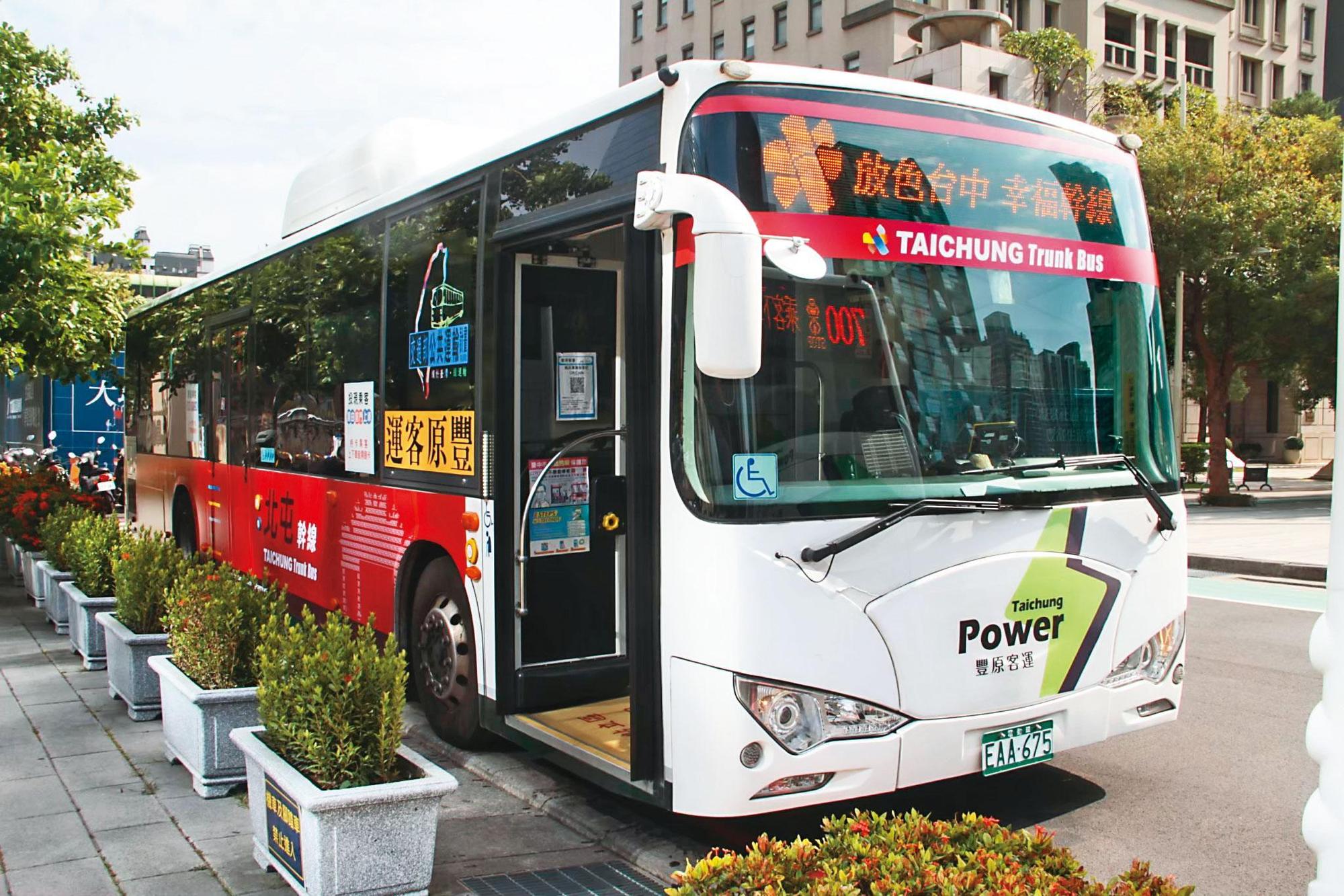 幹線公車車身皆有清楚的顏色識別,讓民眾能直覺式搭乘。
