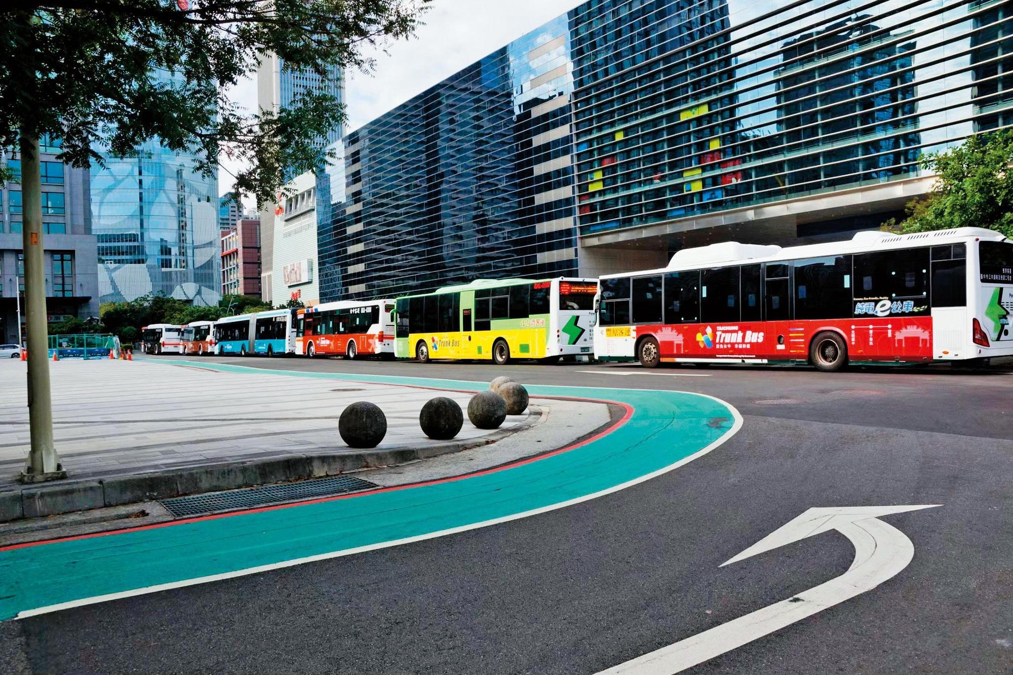 幹線公車整合既有公車運能,減少乘客等候時間。