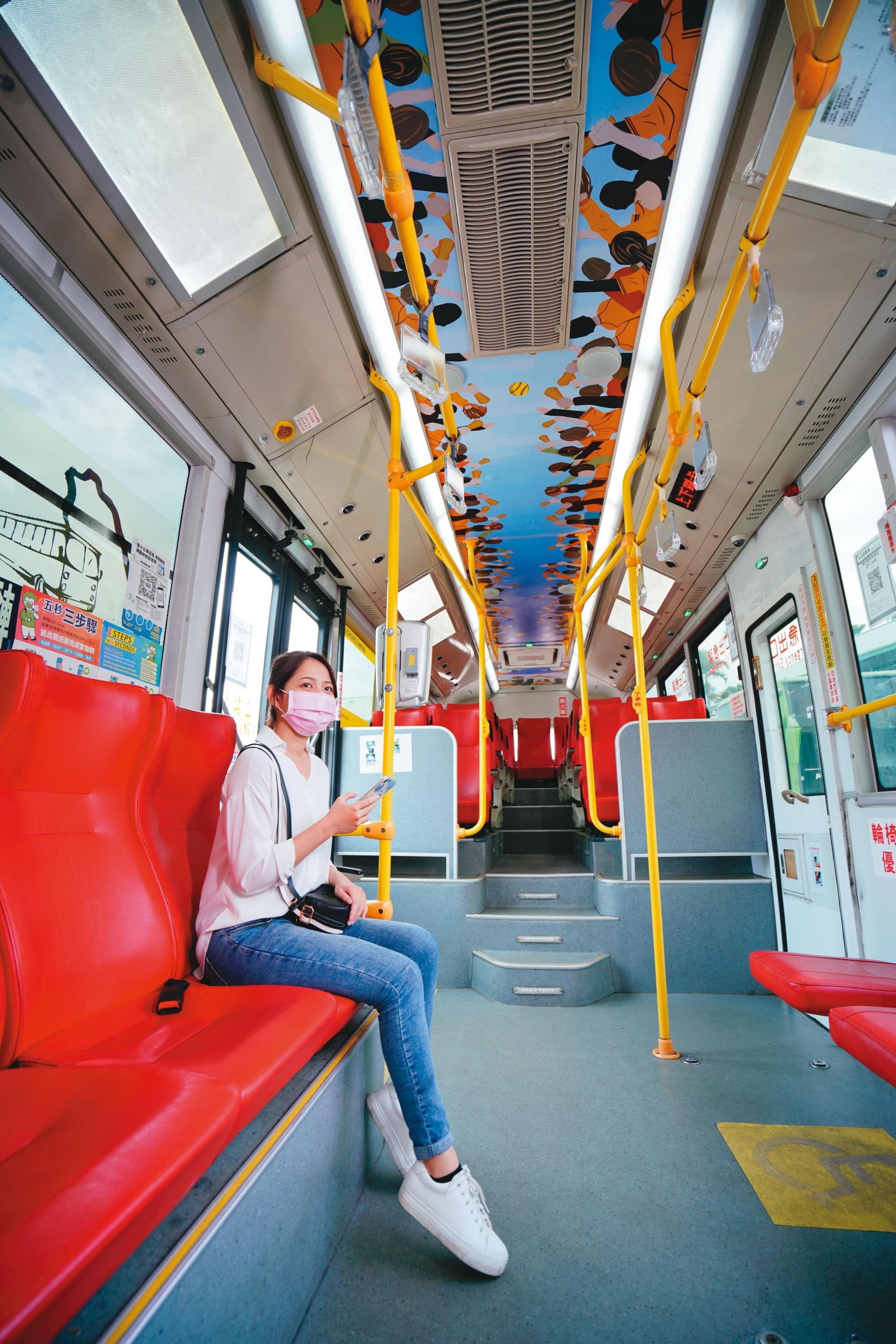 幹線公車內部塗裝增添更繽紛的色彩。