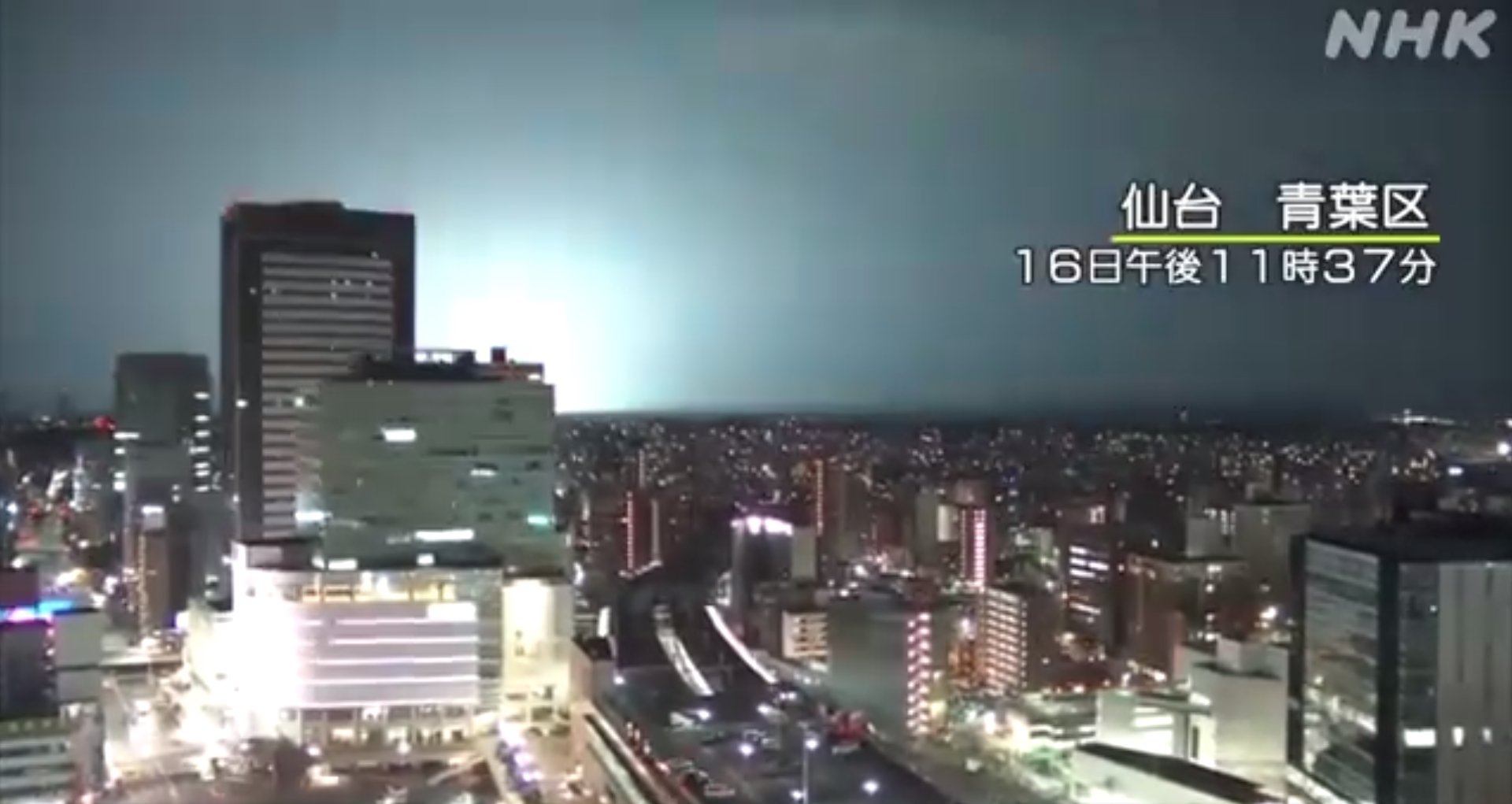 日本地震當下仙台夜空出現一閃即逝的強烈白光。（翻攝自推特@nhk_news）