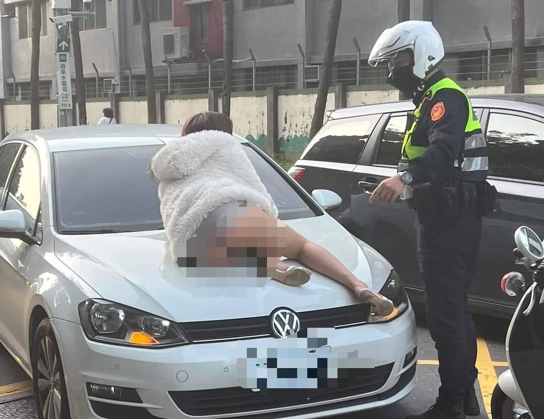 林女失控趴在車輛引擎蓋上。（讀者提供）