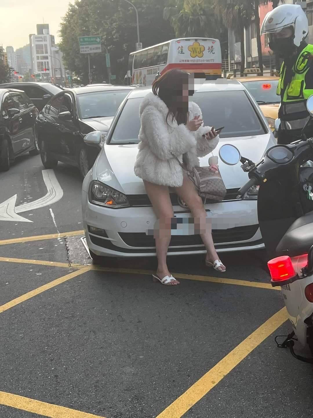 警方獲報到場將露出裙底風光的林女勸下。（讀者提供）