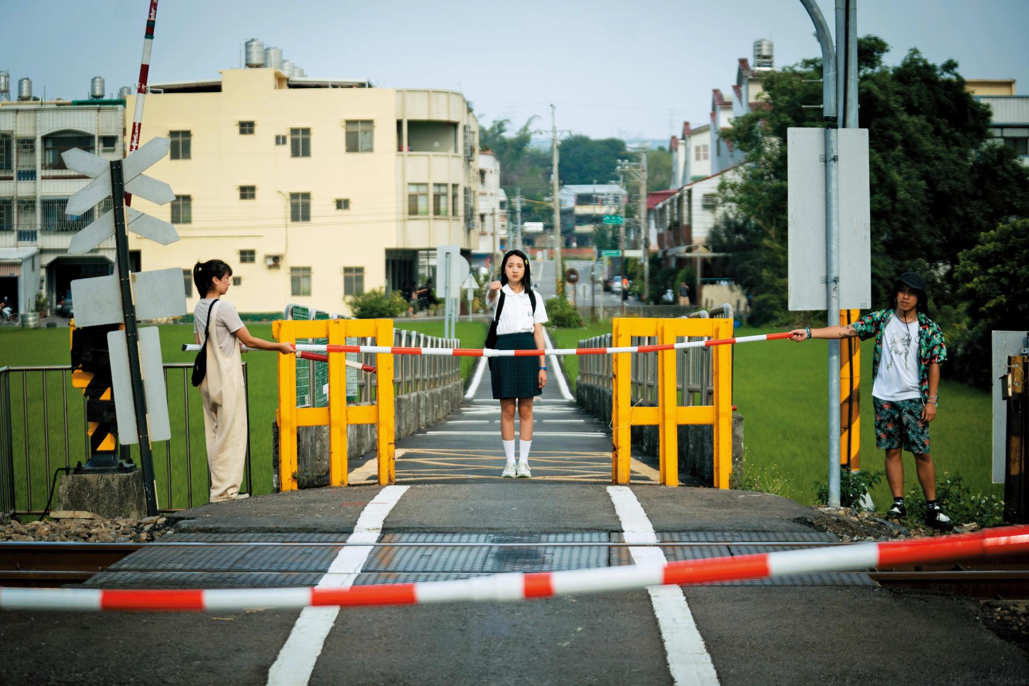 在龍井車站北邊取景的「告白平交道」氛圍清新浪漫，電影甫上映即引發社群打卡熱潮。