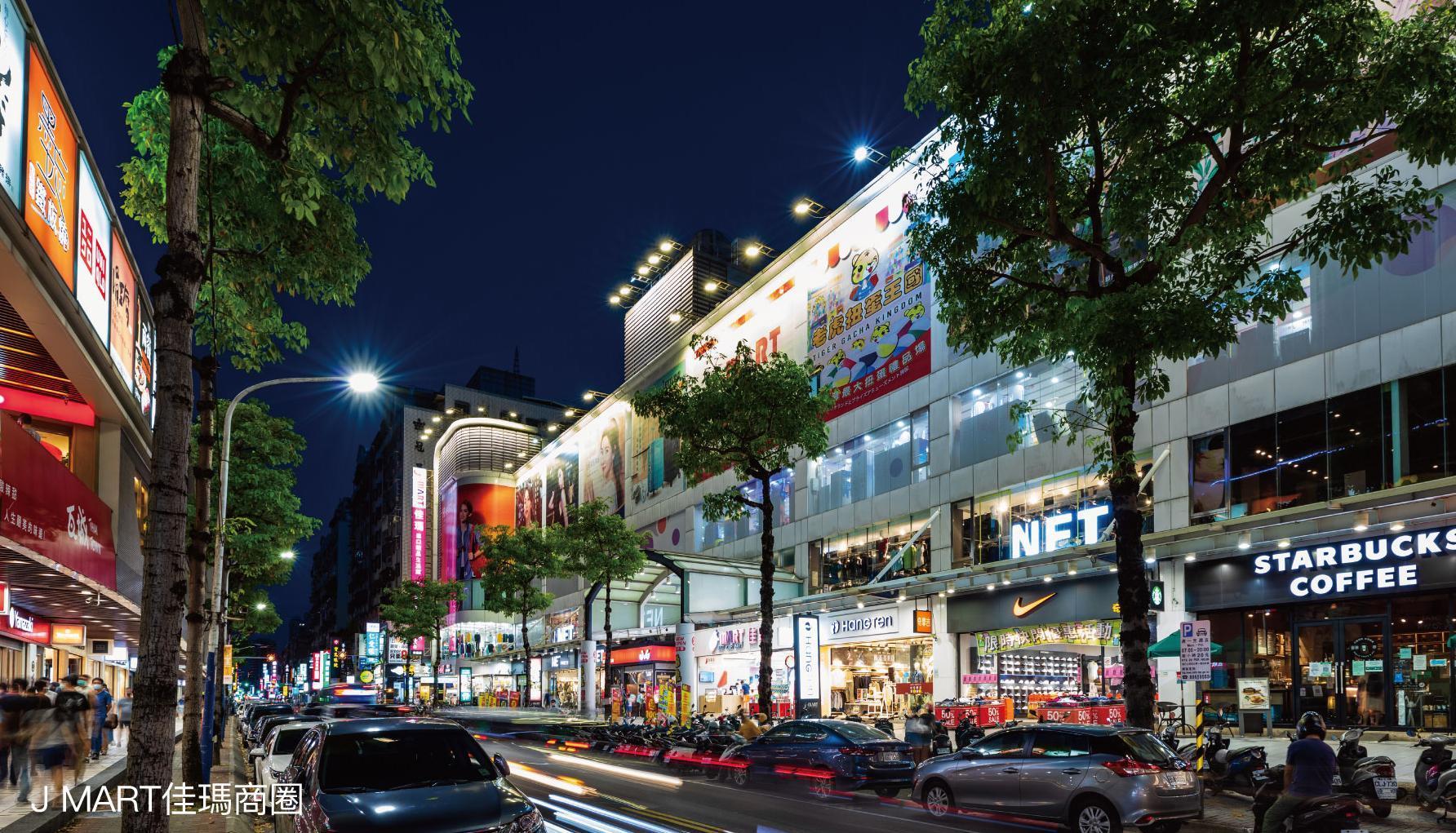 幸福路佳瑪商圈連鎖店家眾多,可滿足食衣休閒娛樂需求。