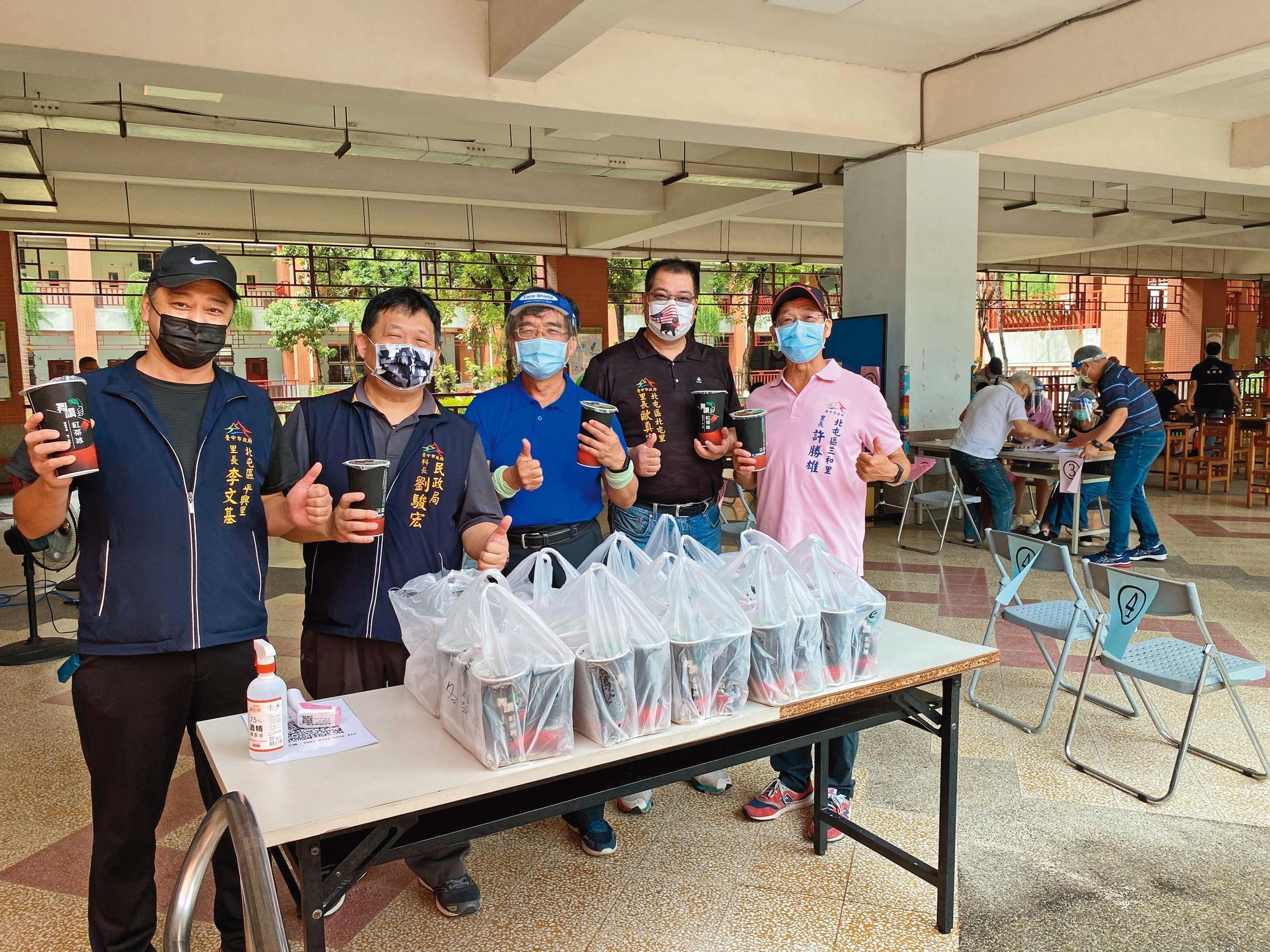 各區公所第一線防疫人員堅守崗位,連假期間不打烊,持續守護市民健康。