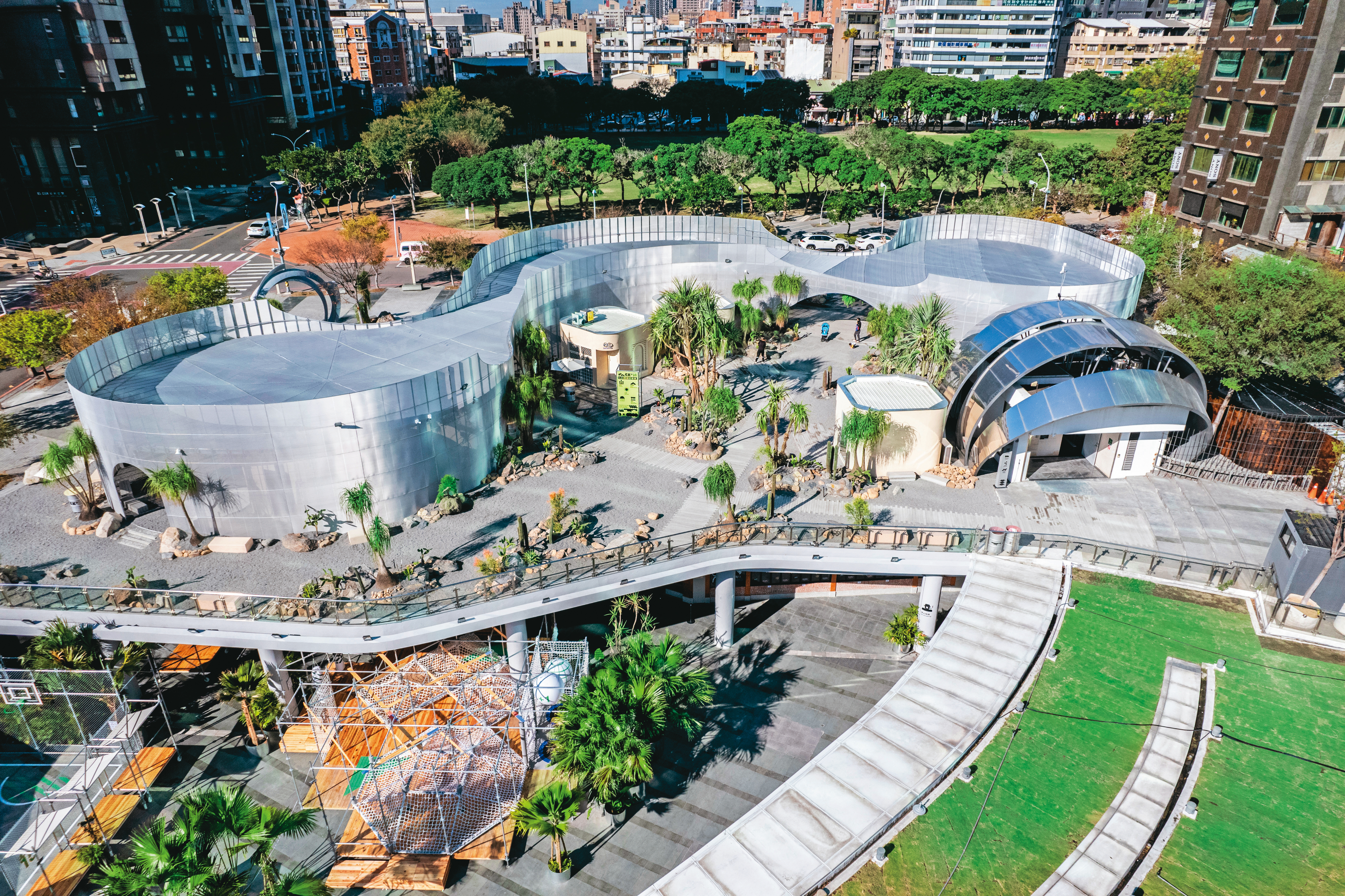 由勤美集團打造的「PARK2草悟廣場」，為台中再添一處療癒系綠意空間。