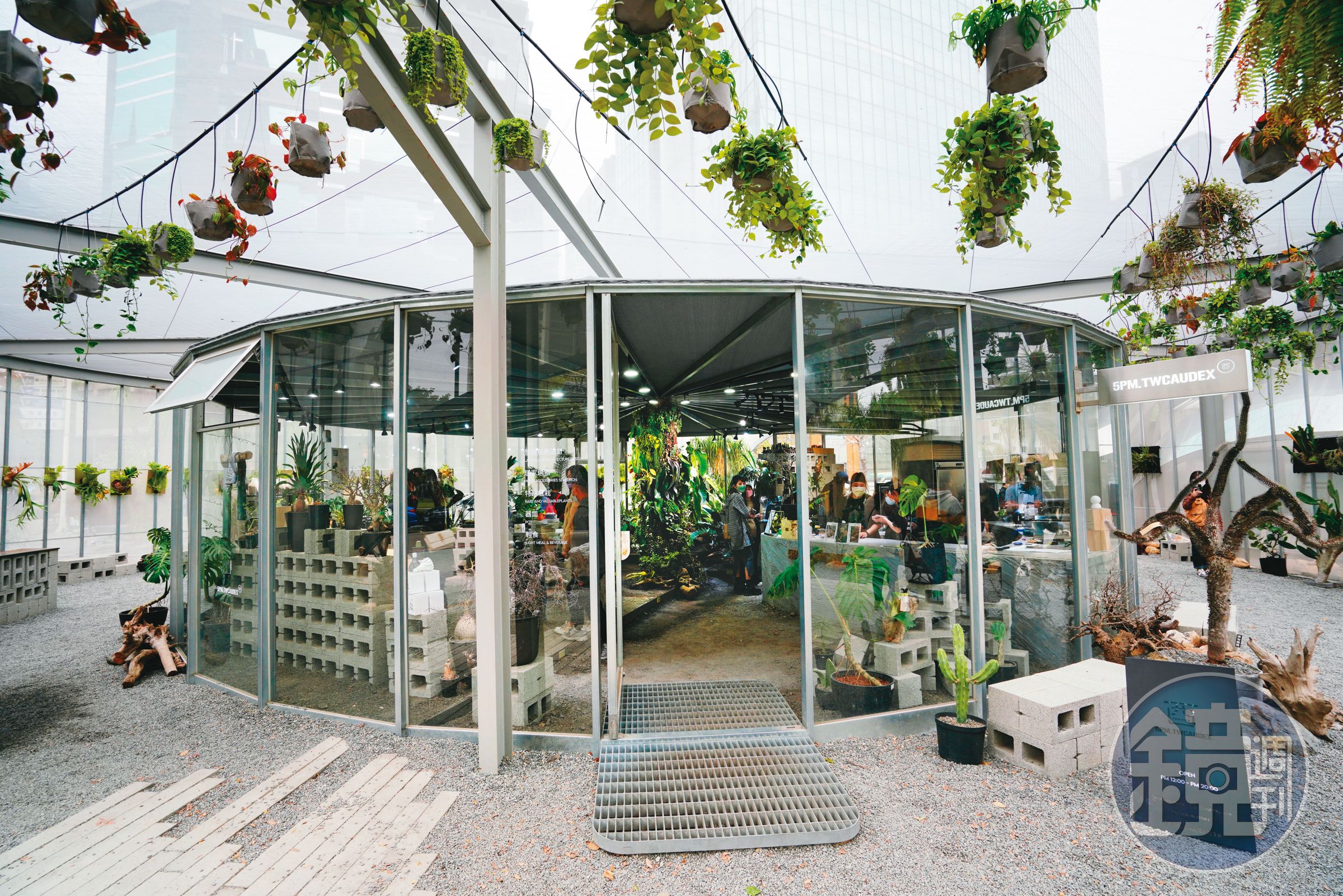 1樓有植栽景觀品牌「酉5PM TWCAUDEX」進駐，環狀玻璃屋造型相當吸睛。
