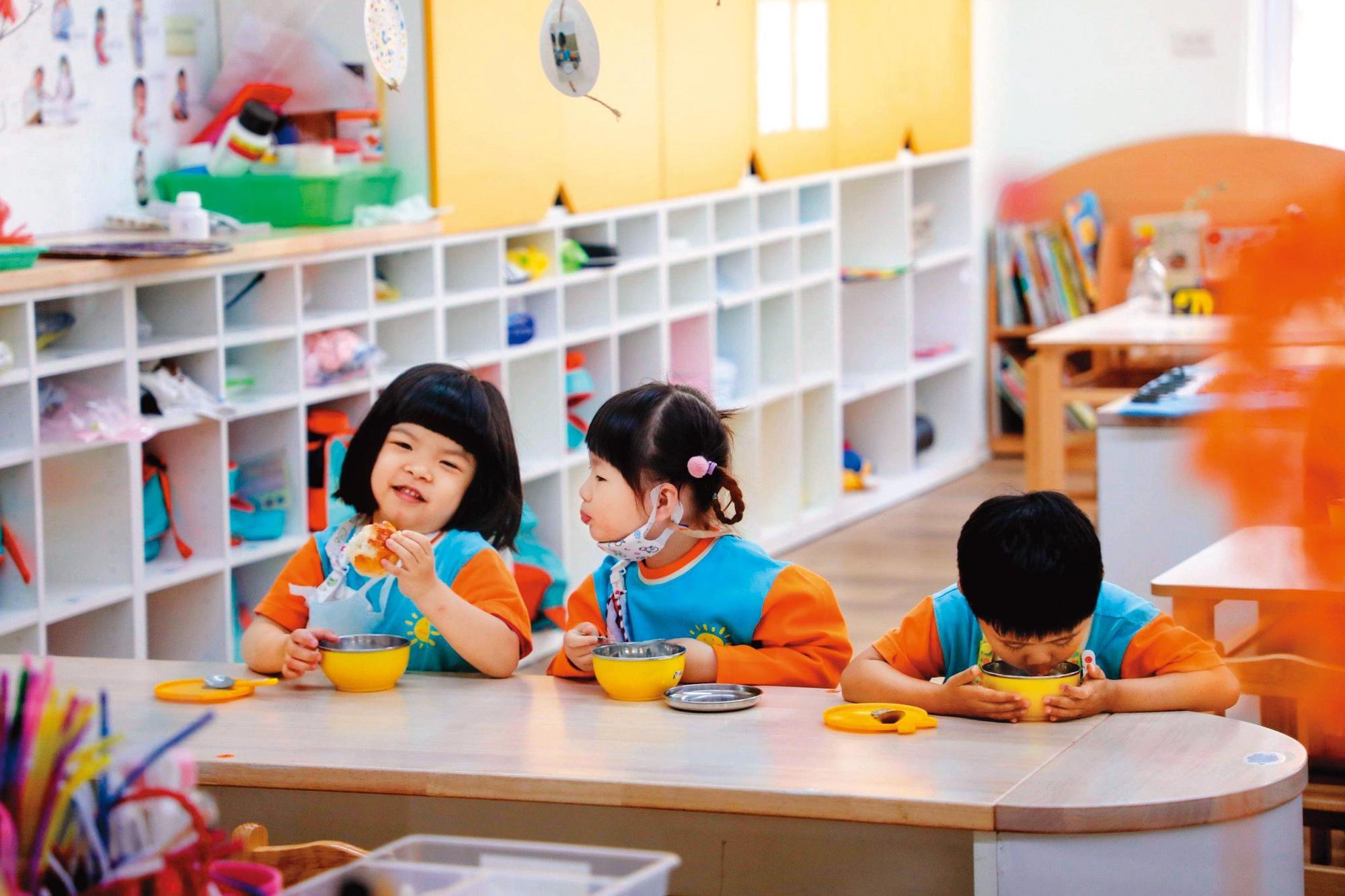 台中市南屯區黎明國小擴建附設幼兒園於2021年落成,共招收196名幼生,擴大公共化教保服務量能。
