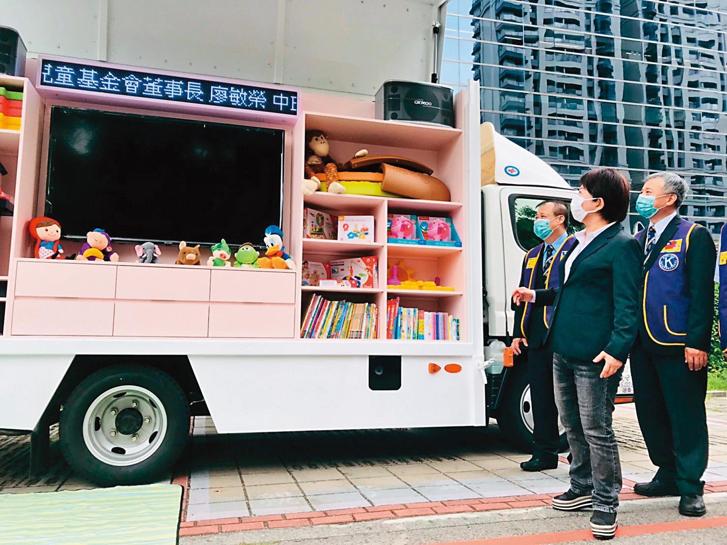 托育資源車載送育教玩具和圖書,目前計99個據點,截至111年2月底共辦理1,244場次,服務逾19萬人次。