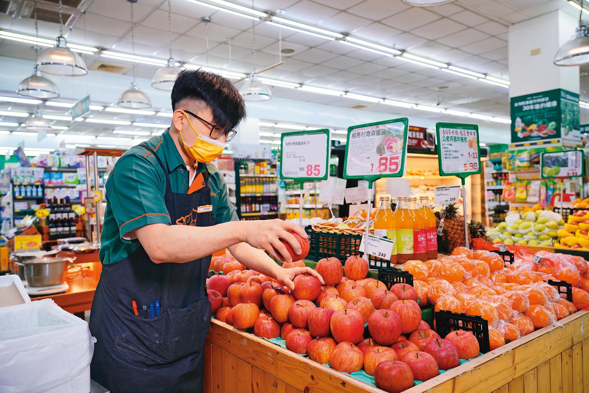 配合政府政策,市場及超市等賣場的日本進口食品,特別標註產地來源,讓民眾選購時更安心。