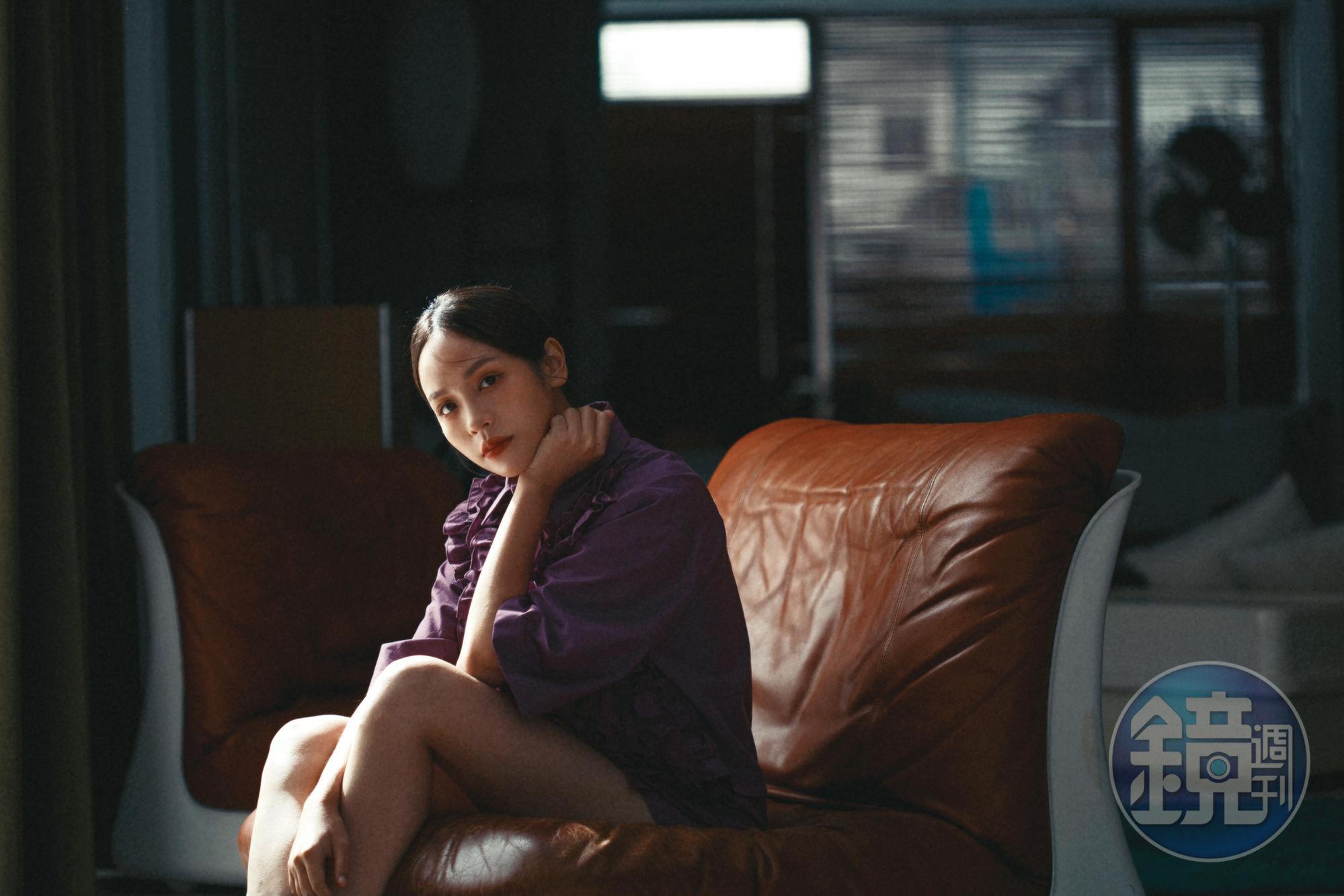 拿過金鐘獎最佳女主角的黃姵嘉，為飾演上班族，在下班時段的捷運裡田野調查：「哇！感覺上班好像真的很累！大家都很疲累。」