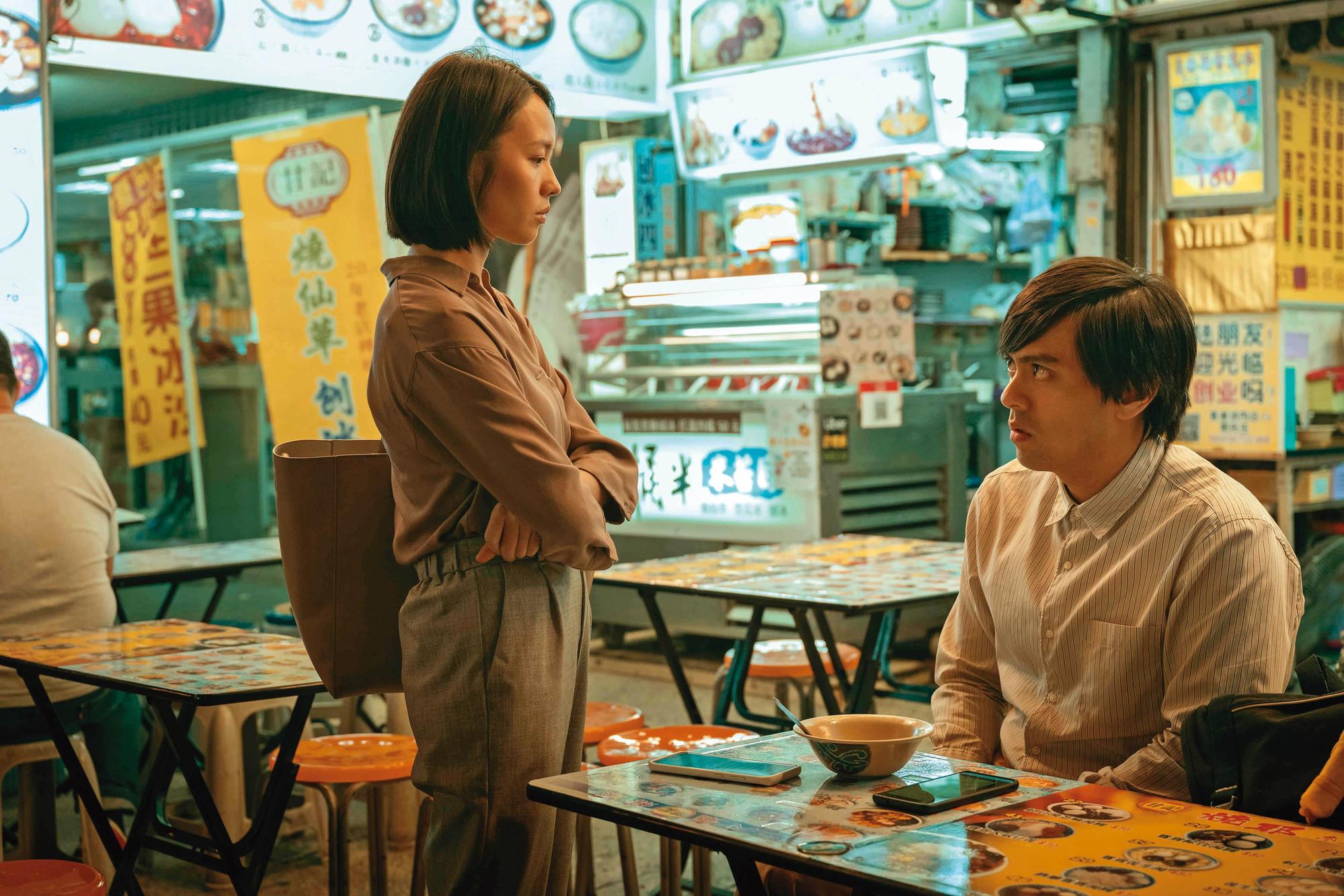 黃姵嘉（左）與賴澔哲（右）在《該死的阿修羅》演出住在一起，卻不溝通的未婚夫妻。（希望行銷提供）