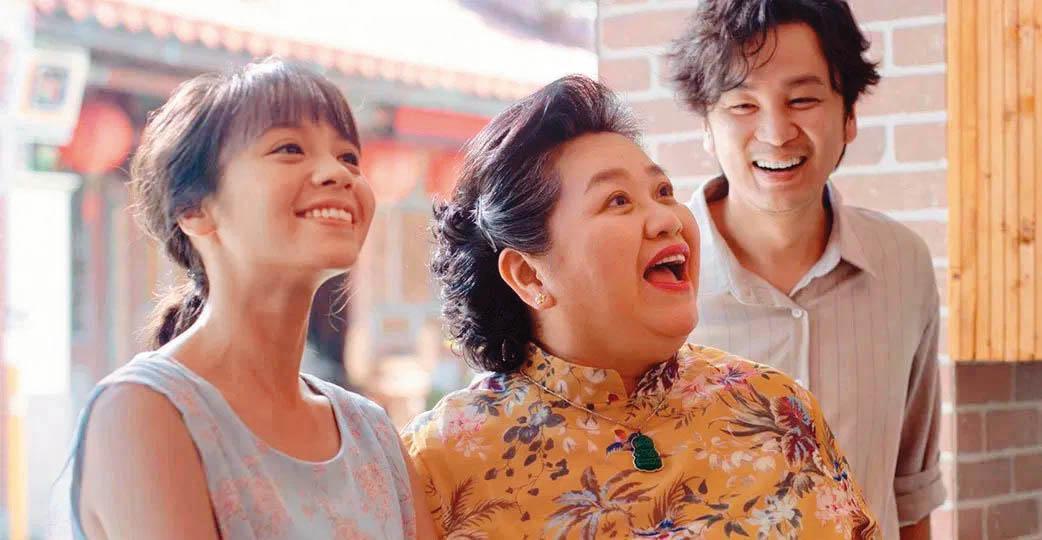 黃姵嘉（左）台語不算順，演出《我的婆婆怎麼那麼可愛》的小鷗曾經吃足苦頭。中為鍾欣凌、右為張書偉。（公視提供）