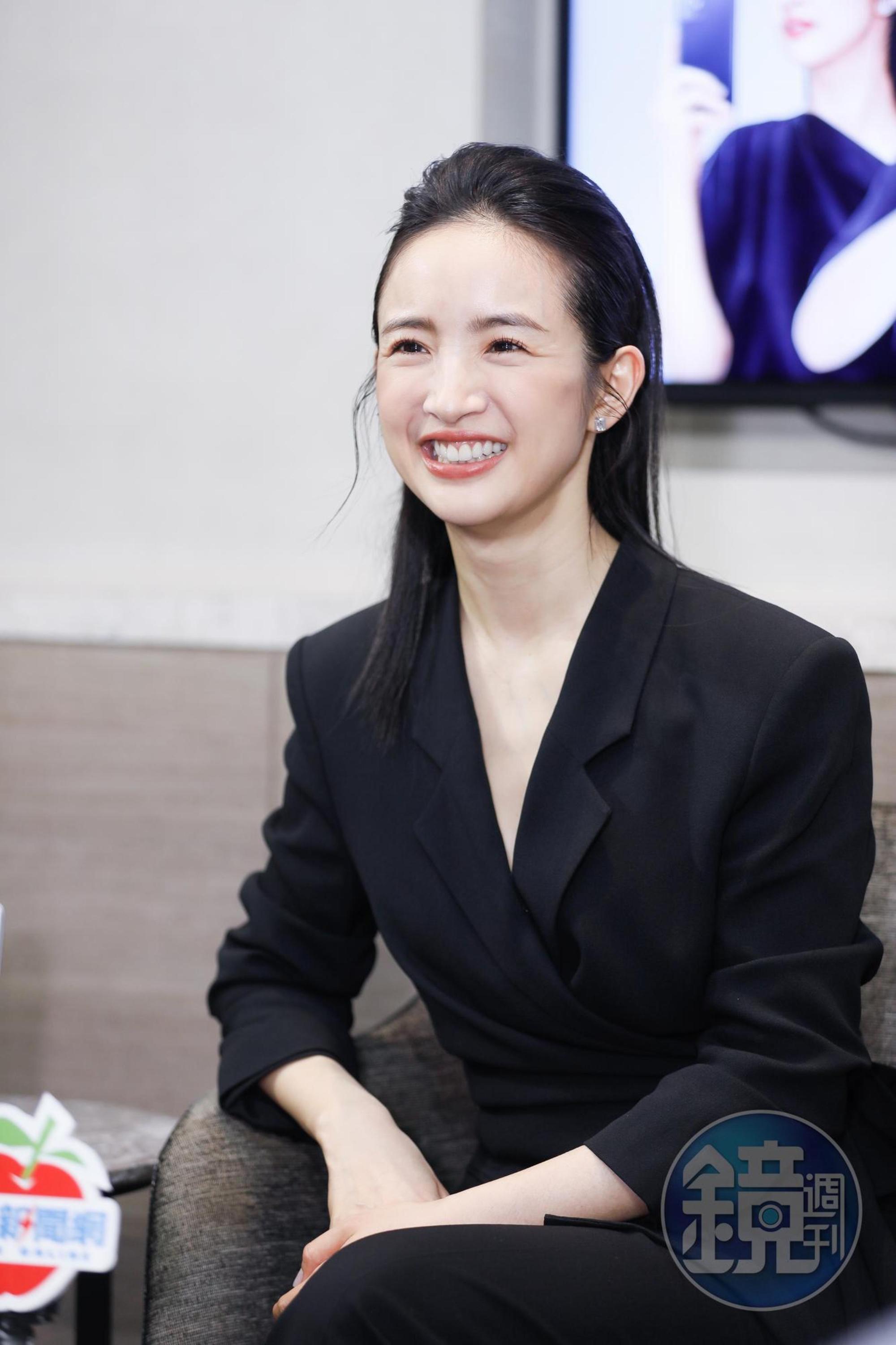 林依晨受訪時大方分享與老公遠距離相處之道。