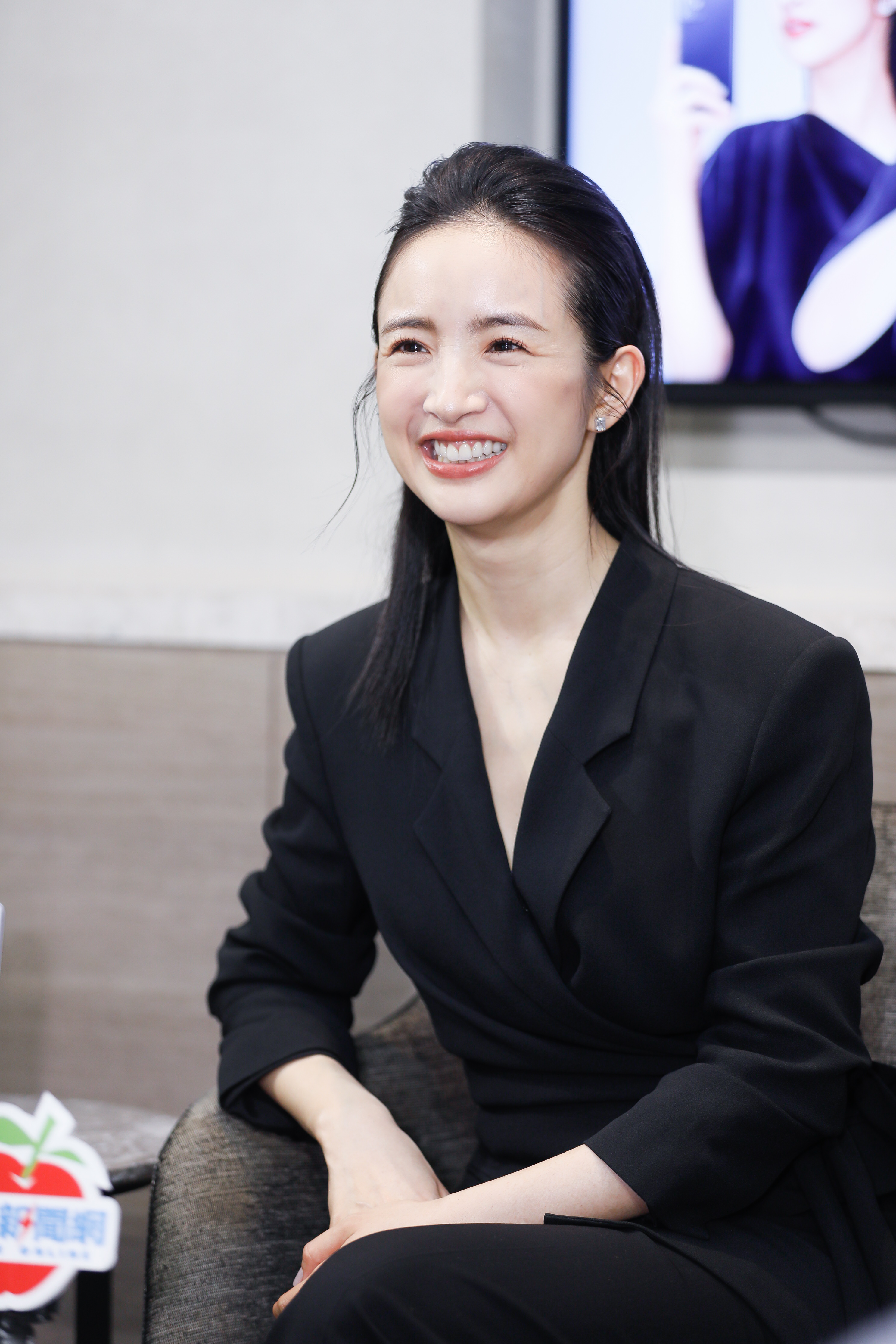 林依晨受訪時大方分享與老公遠距離相處之道。