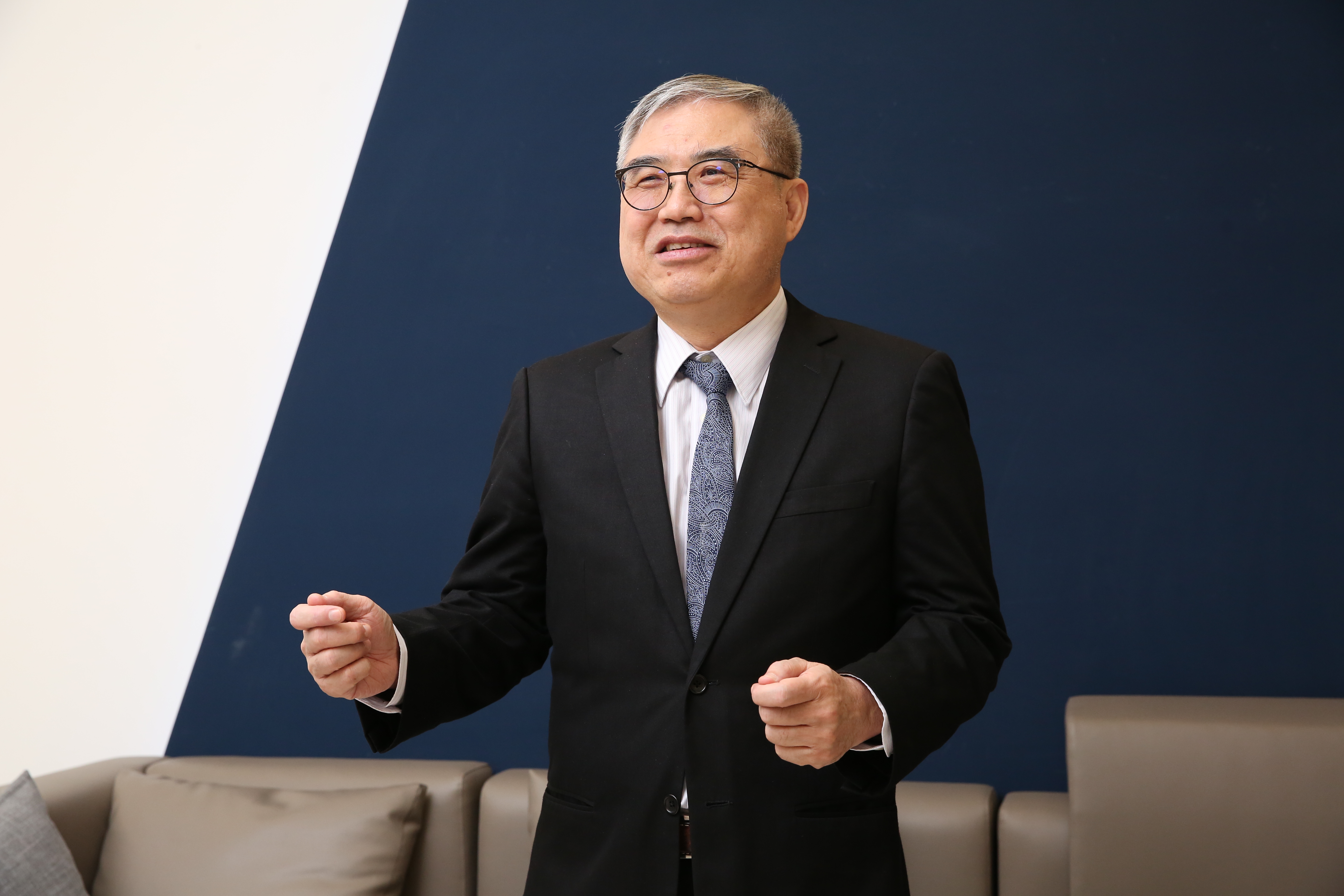 投資達人怪老子表示，如果擔心市場大震盪，可以利用期權工具，幫股票買保險。