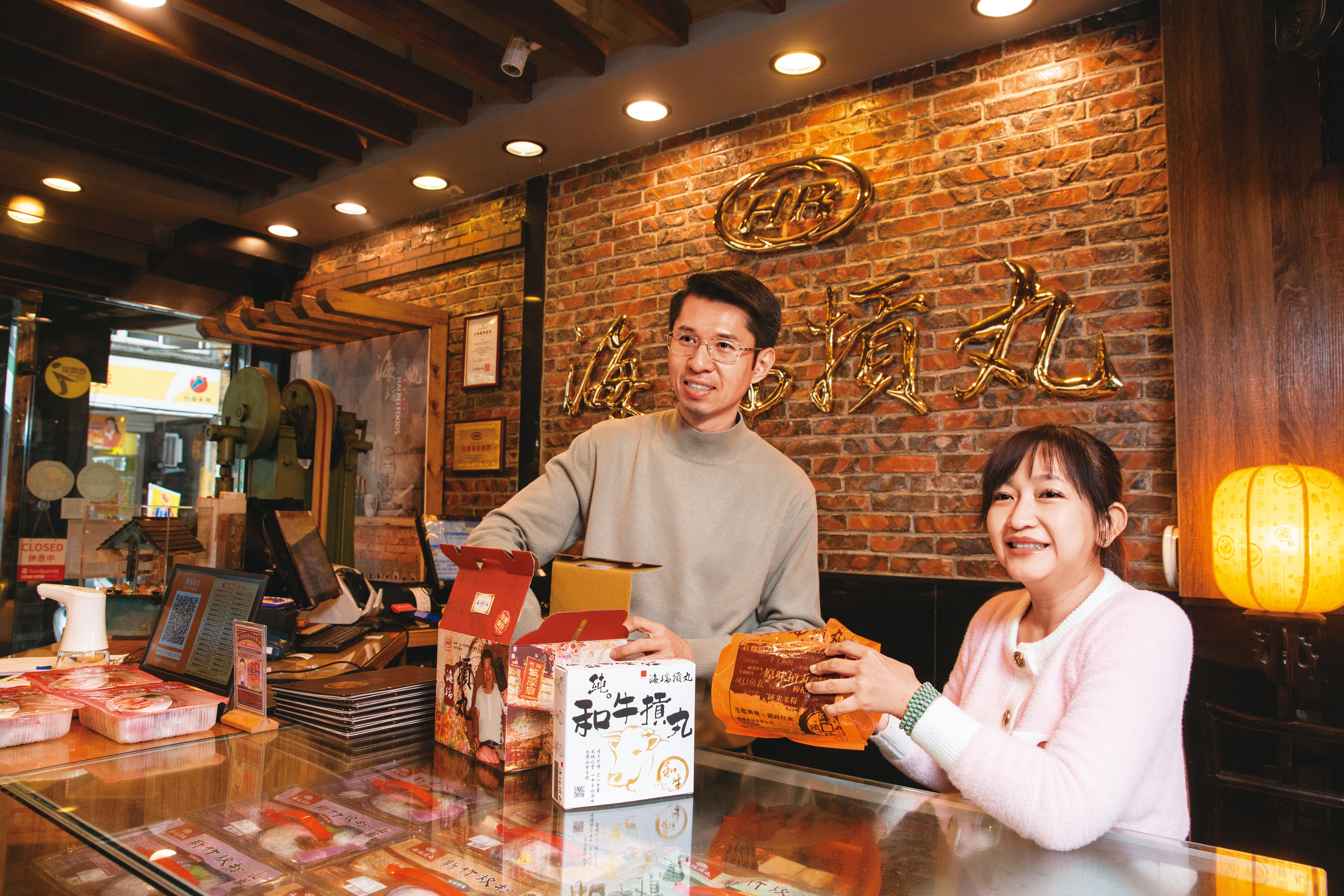 黃世凱（左）每次推動老店變革，總有太太、海瑞摃丸副總陳奕璇（右）的無條件支持。
