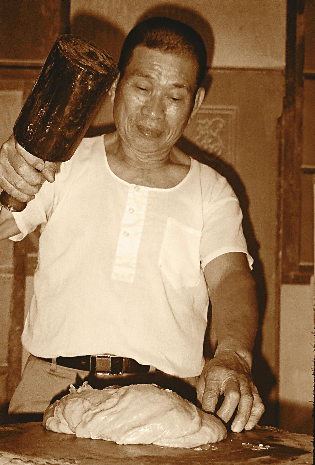 1948年，黃世凱的爺爺黃海瑞（圖），在新竹南門市場開麵攤兼賣摃丸。（黃世凱提供）