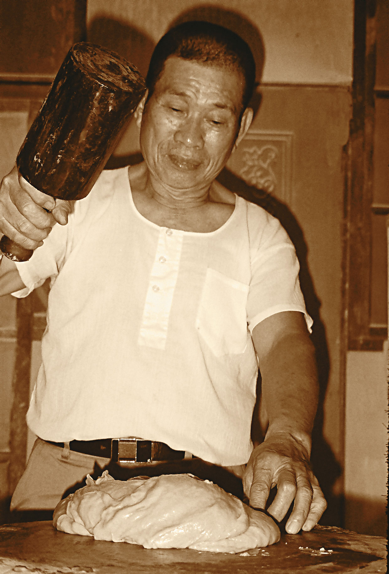 1948年，黃世凱的爺爺黃海瑞（圖），在新竹南門市場開麵攤兼賣摃丸。（黃世凱提供）