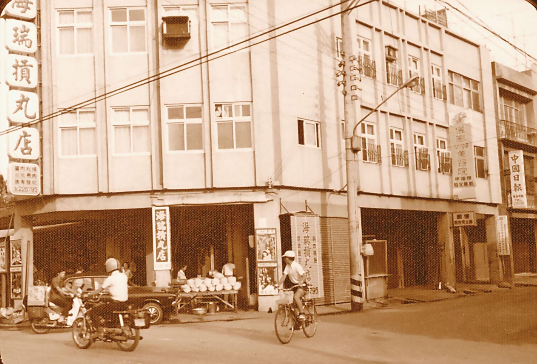 因手工摃丸大受歡迎，黃海瑞便以自己的名字開店專賣摃丸。（黃世凱提供）