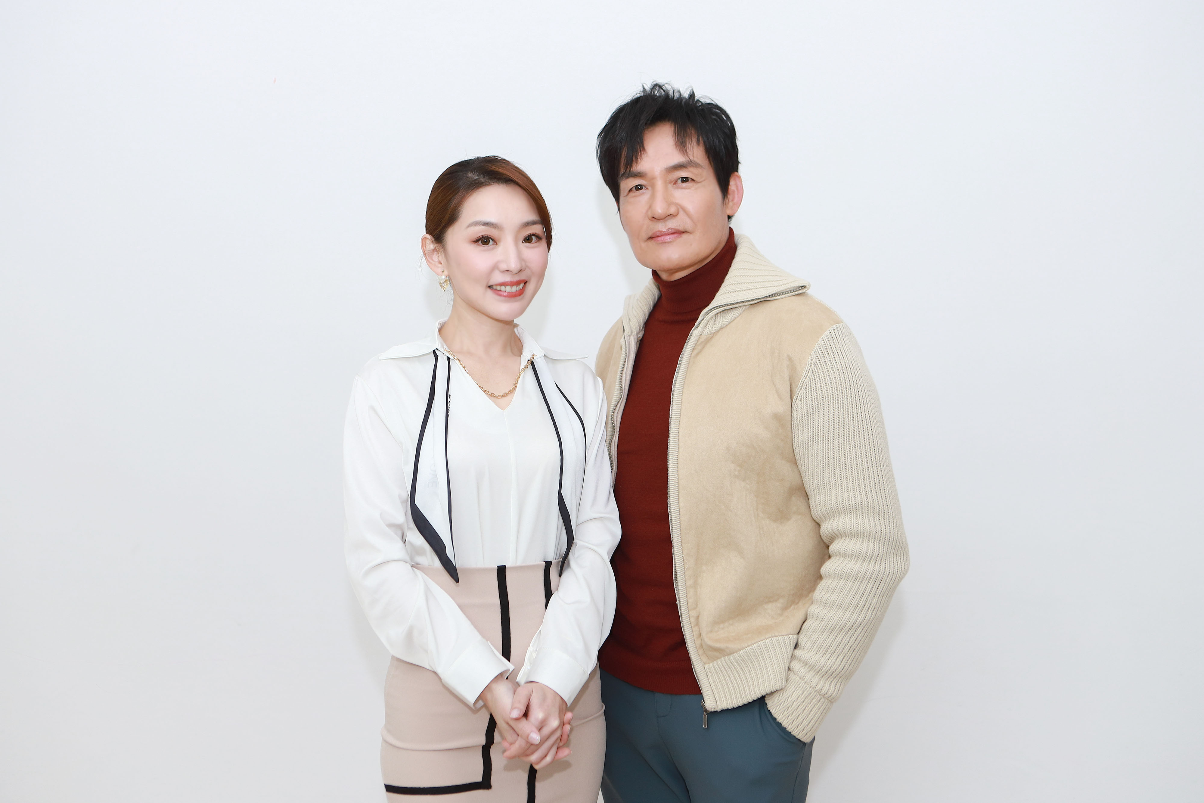 賴芊合（左）在《黃金歲月》中飾演霍正奇的台灣祕書。（民視提供）