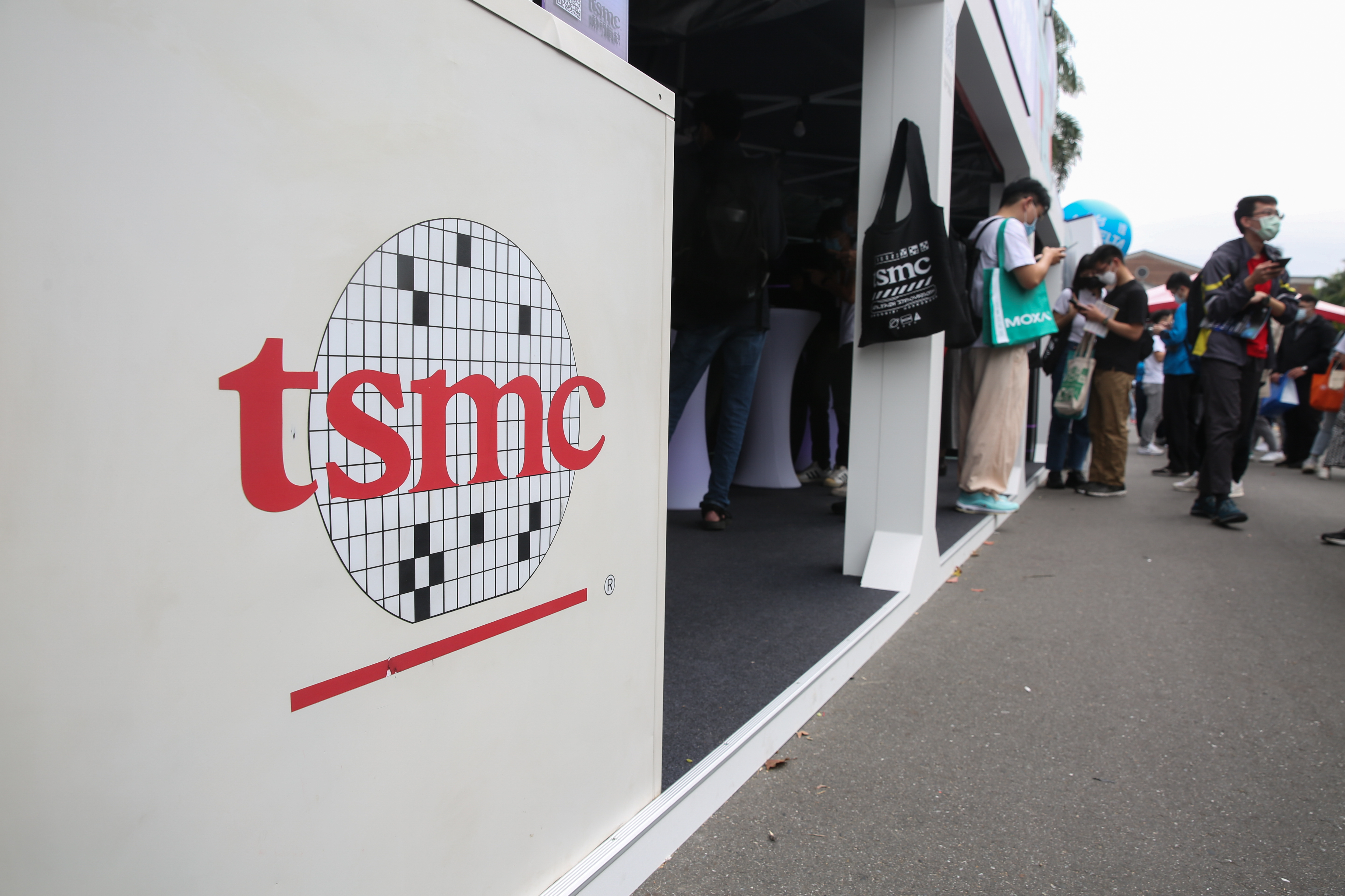 台積電股價下跌，融資與散戶踴躍進場，專家直言，此現象容易陷入空頭調整的長期整理。