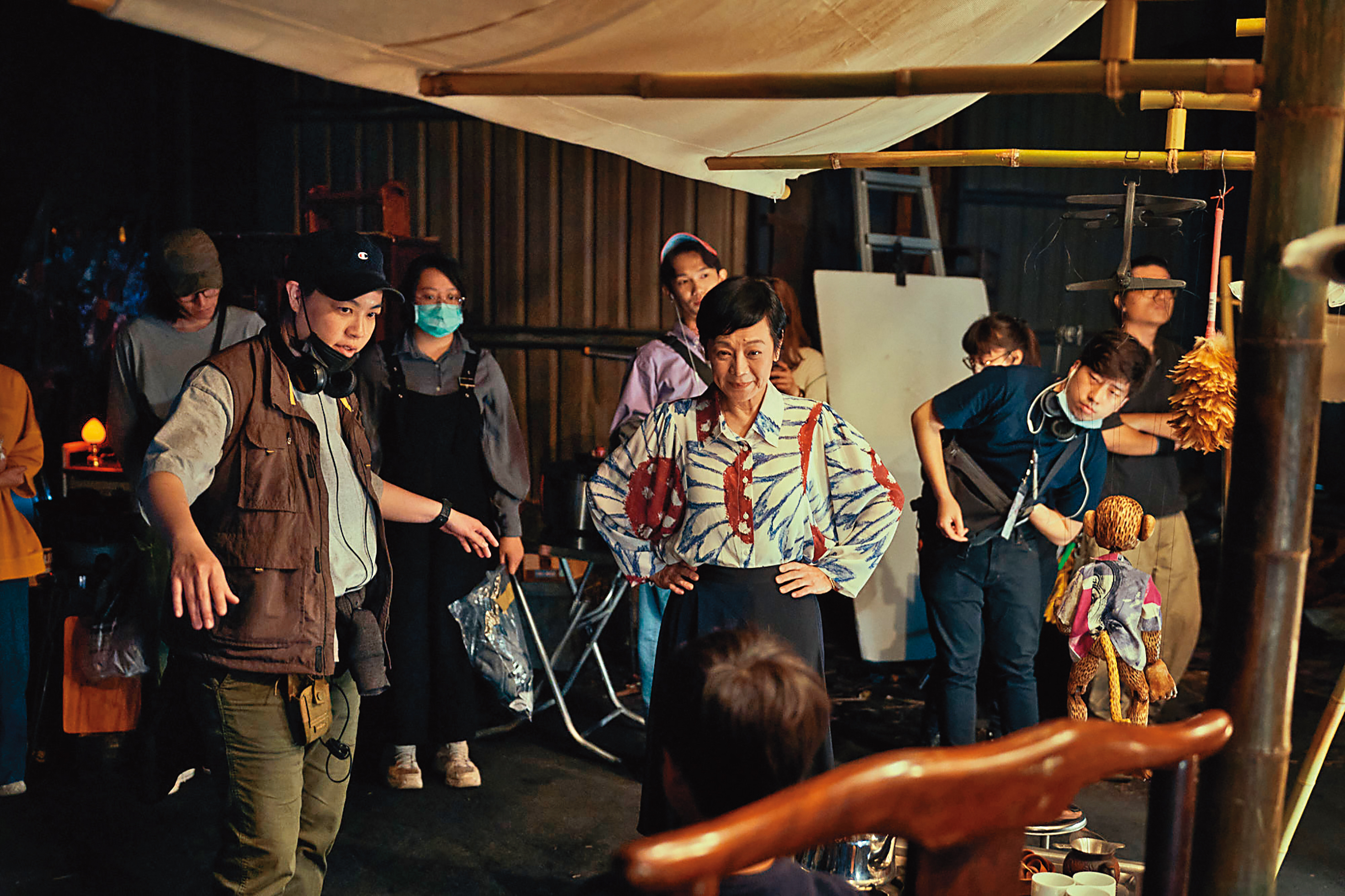 張艾嘉（右二）受編導黃熙（左一）力邀，在《良辰吉時》中飾演貫穿全劇的關鍵角色。（CATCHPLAY提供）