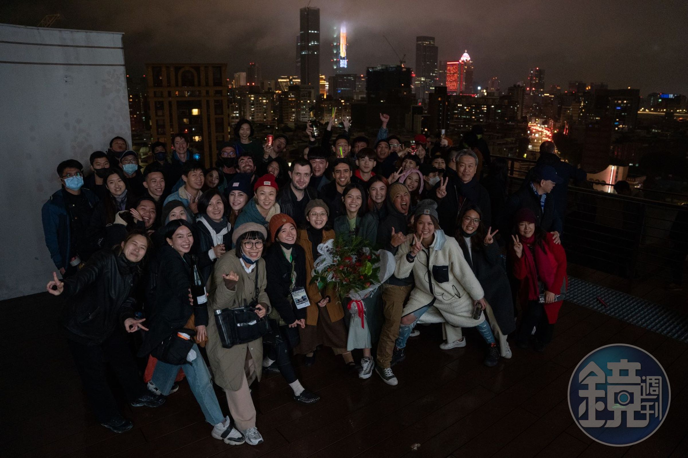《為了國家》的劇組實施拍5休2的制度，是台灣首見，為本地影視產業立下標竿範例。   （馬氏影業提供）