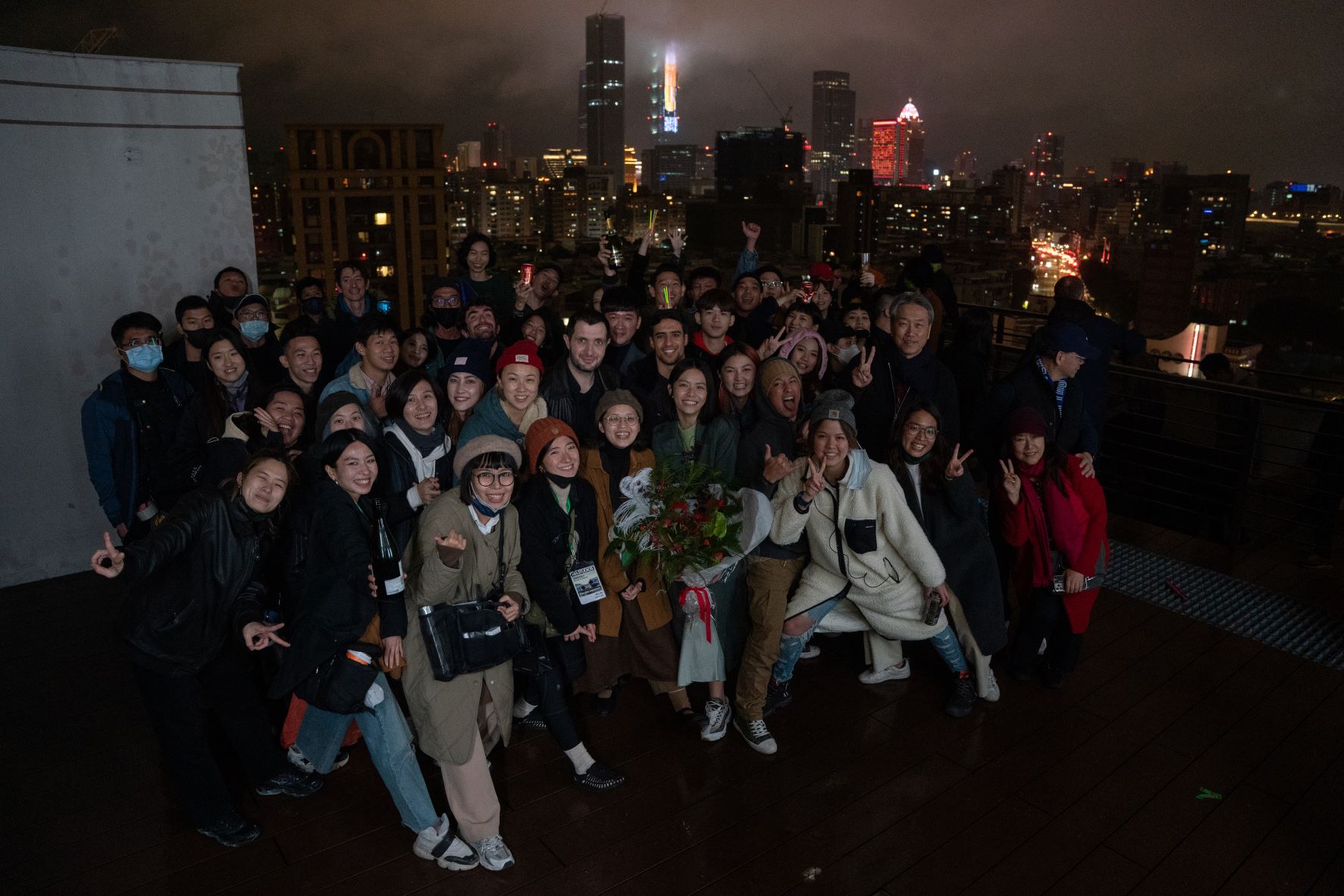 《為了國家》的劇組實施拍5休2的制度，是台灣首見，為本地影視產業立下標竿範例。   （馬氏影業提供）