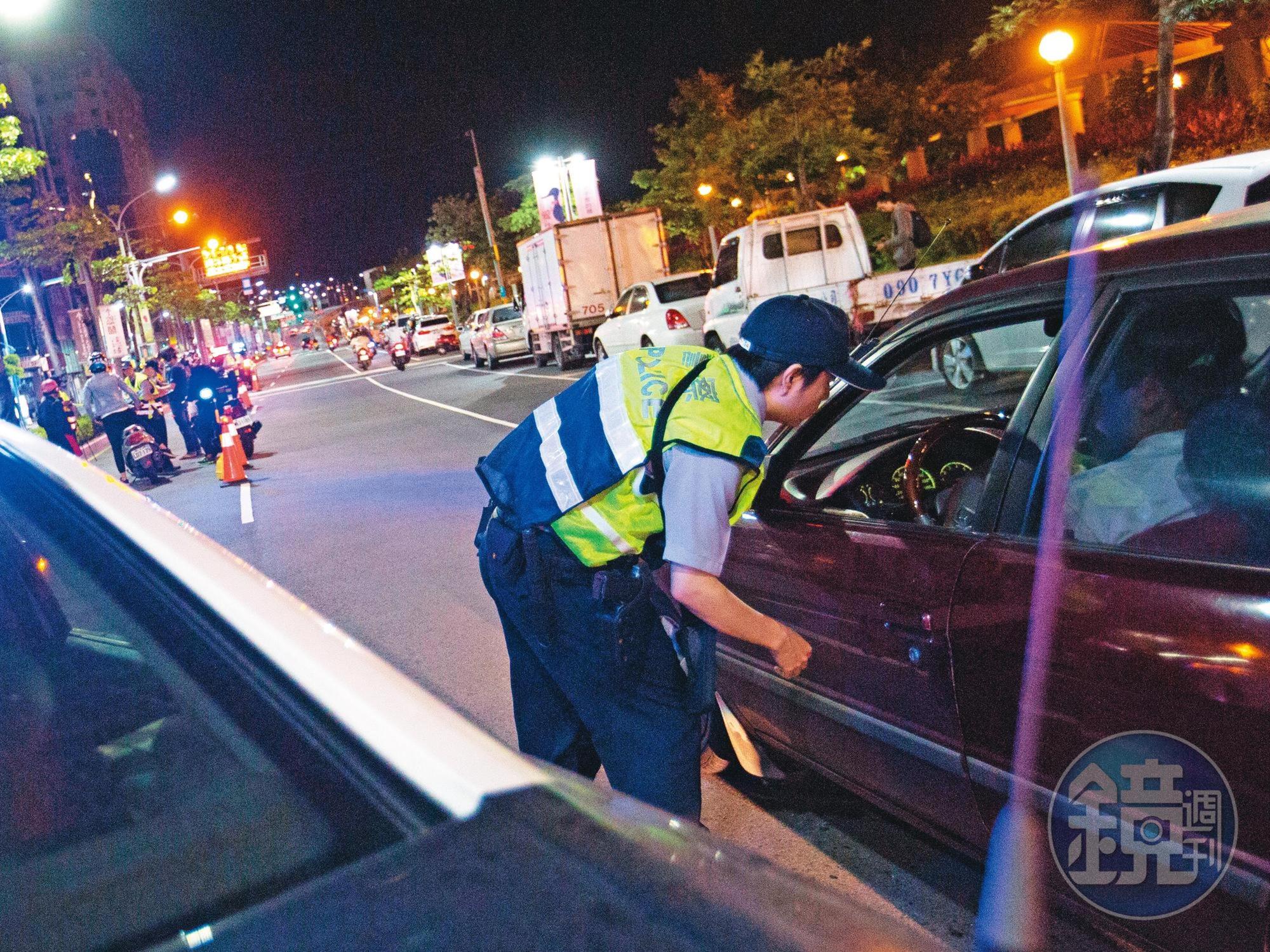 為遏止酒駕，交通部規劃加重罰款外，更研議加重處分，未來將公布酒駕累犯的姓名與照片等個人資訊。（示意圖，本刊資料照）