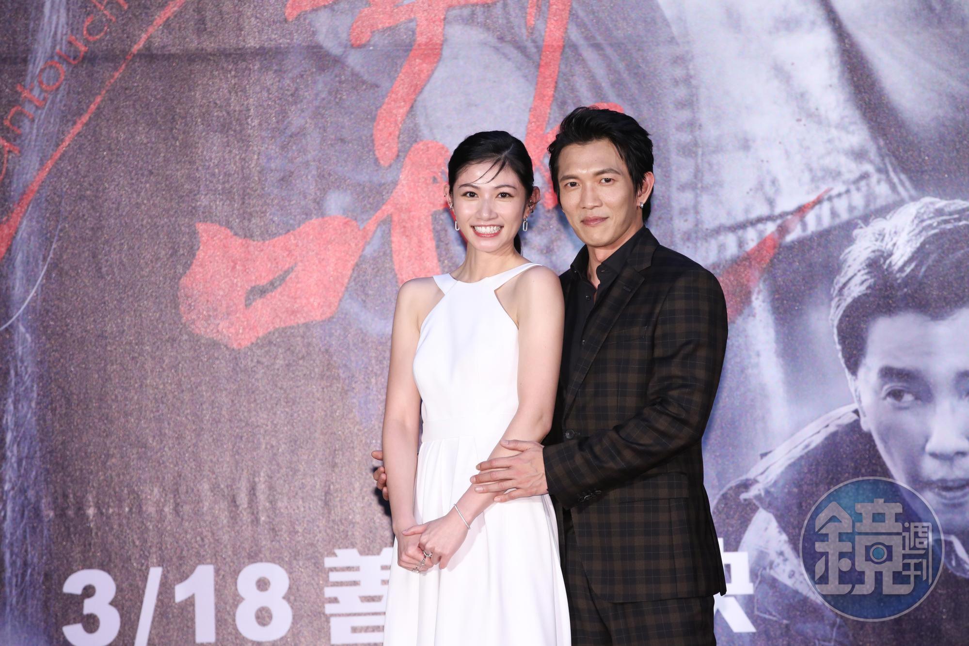 黃尚禾與李千那認愛後再同框，媒體起鬨要黃尚禾公主抱女友，最後他僅輕摟李千那腰際交差。